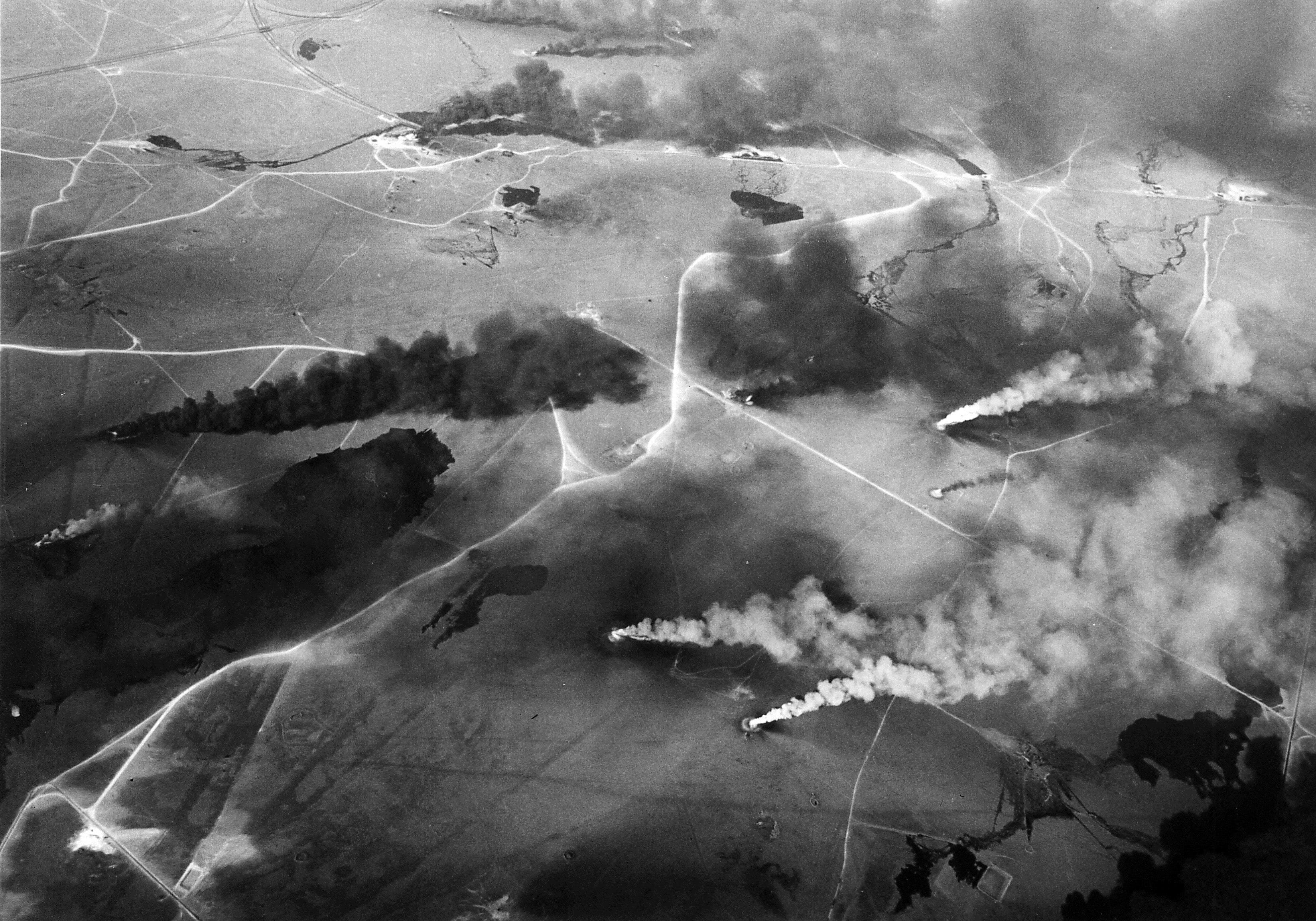 Aerial view, vintage, black And White, nature, plant, tree, day, outdoors, pollution, no people, tranquility, wells, landscapes, oil wells, land, war, gulf, HD Wallpaper