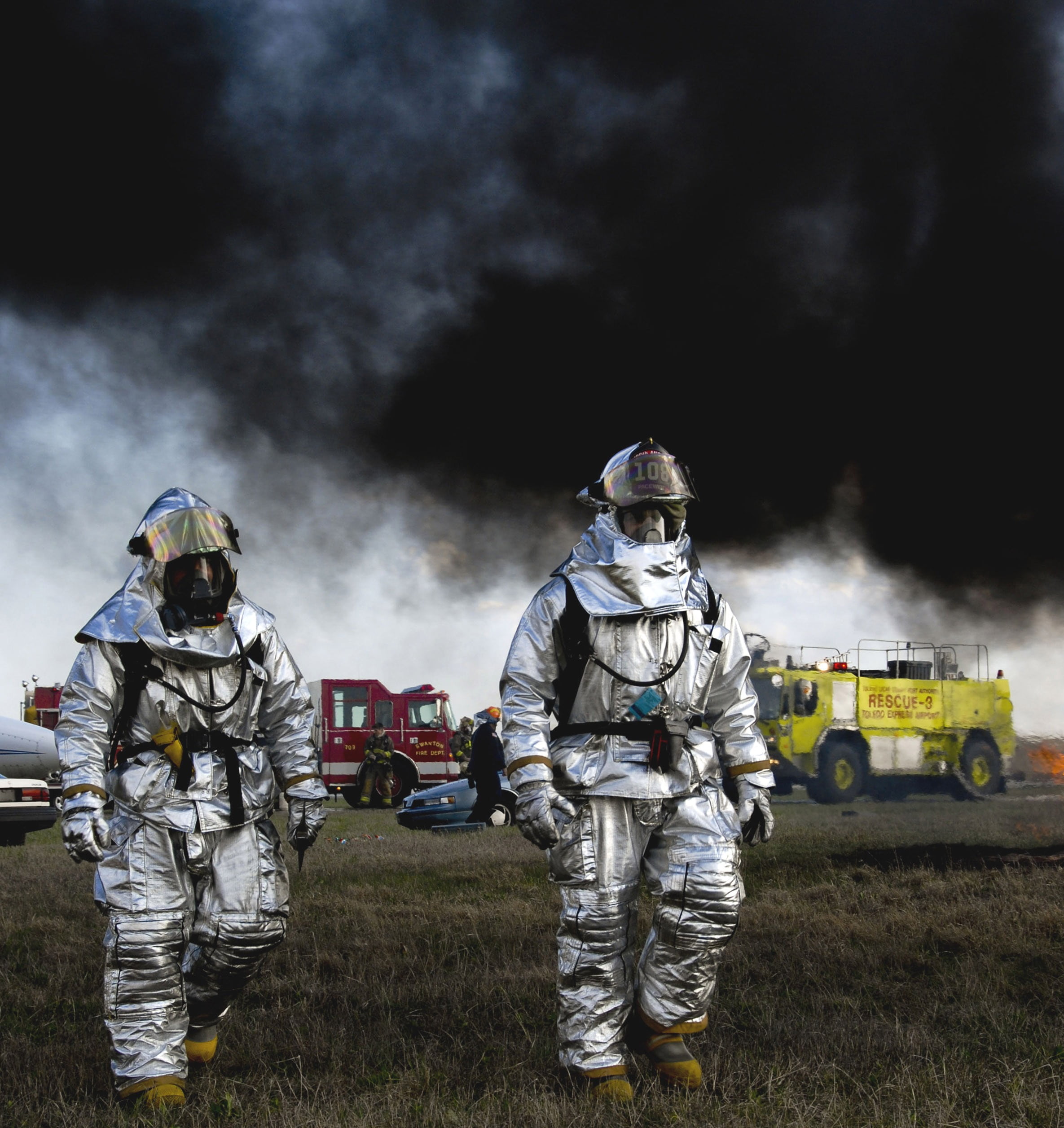 firemen, two people, grasses, helmet, night, oPS, military, 1080P, obscured face, ohio, war, work helmet, headwear, uniform, protective workwear, infantry, Phone HD Wallpaper