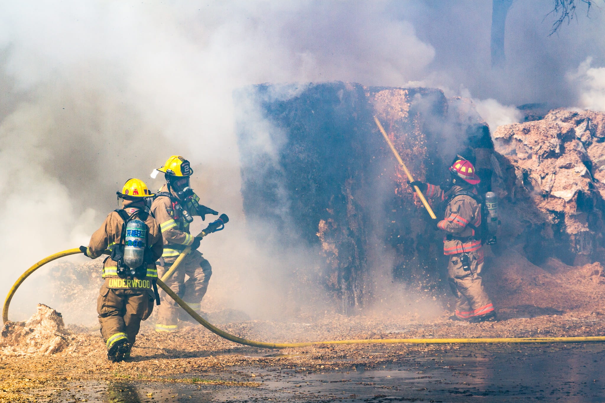 cooperation, war, nature, firefighters, motion, dust, people, smoke - Physical Structure, Hay, weapon, Palatka Florida, Bales, responsibility, adult, hay bales, HD Wallpaper