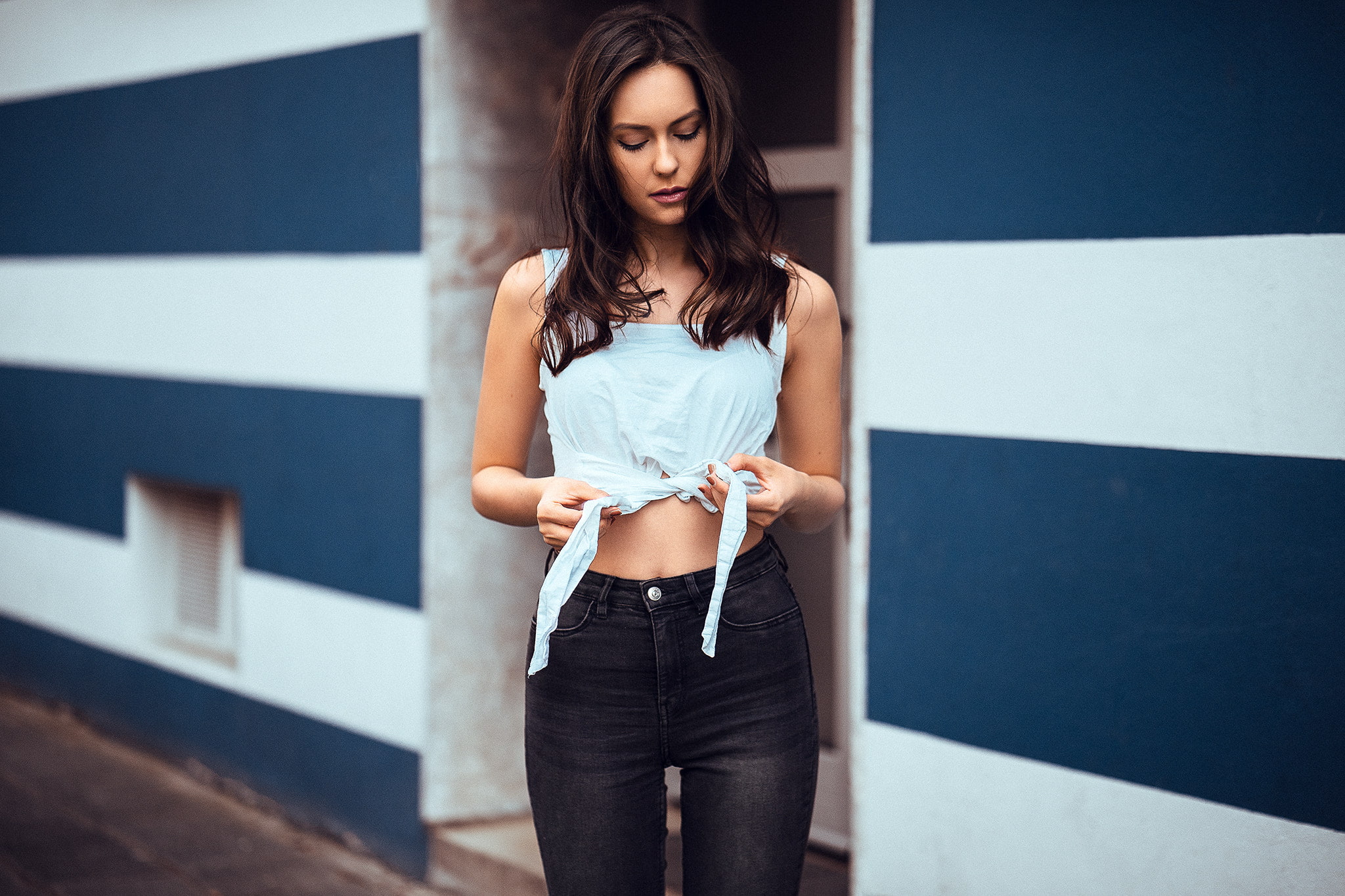 three quarter length, beautiful woman, women, jeans, adult, portrait, beauty, front view, looking down, looking, the gap, standing, building exterior, young women, HD Wallpaper