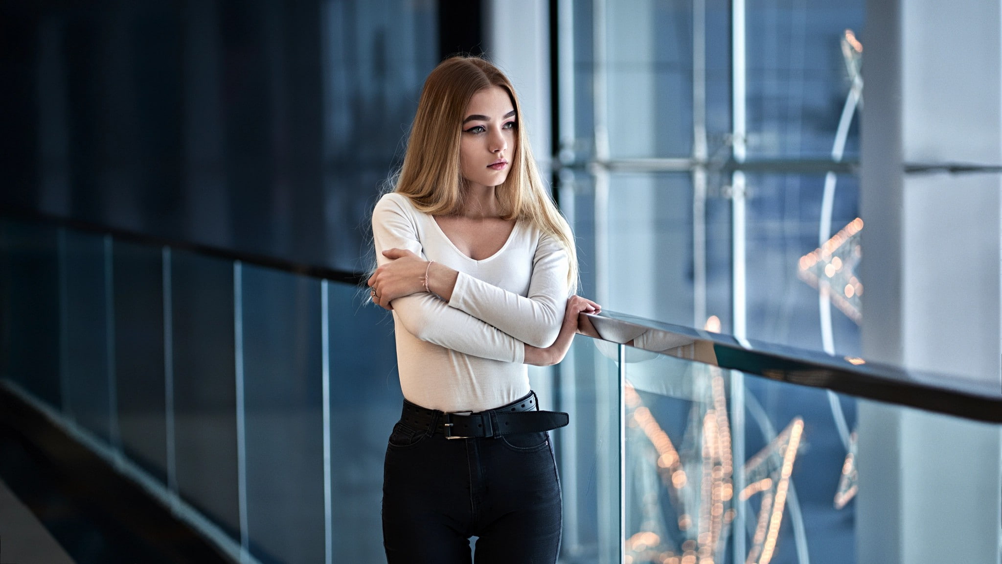 depth of field, women indoors, high waisted, white clothing, women, bokeh, looking away, the gap, straight hair, standing, white shirt, 1080P, blonde, HD Wallpaper