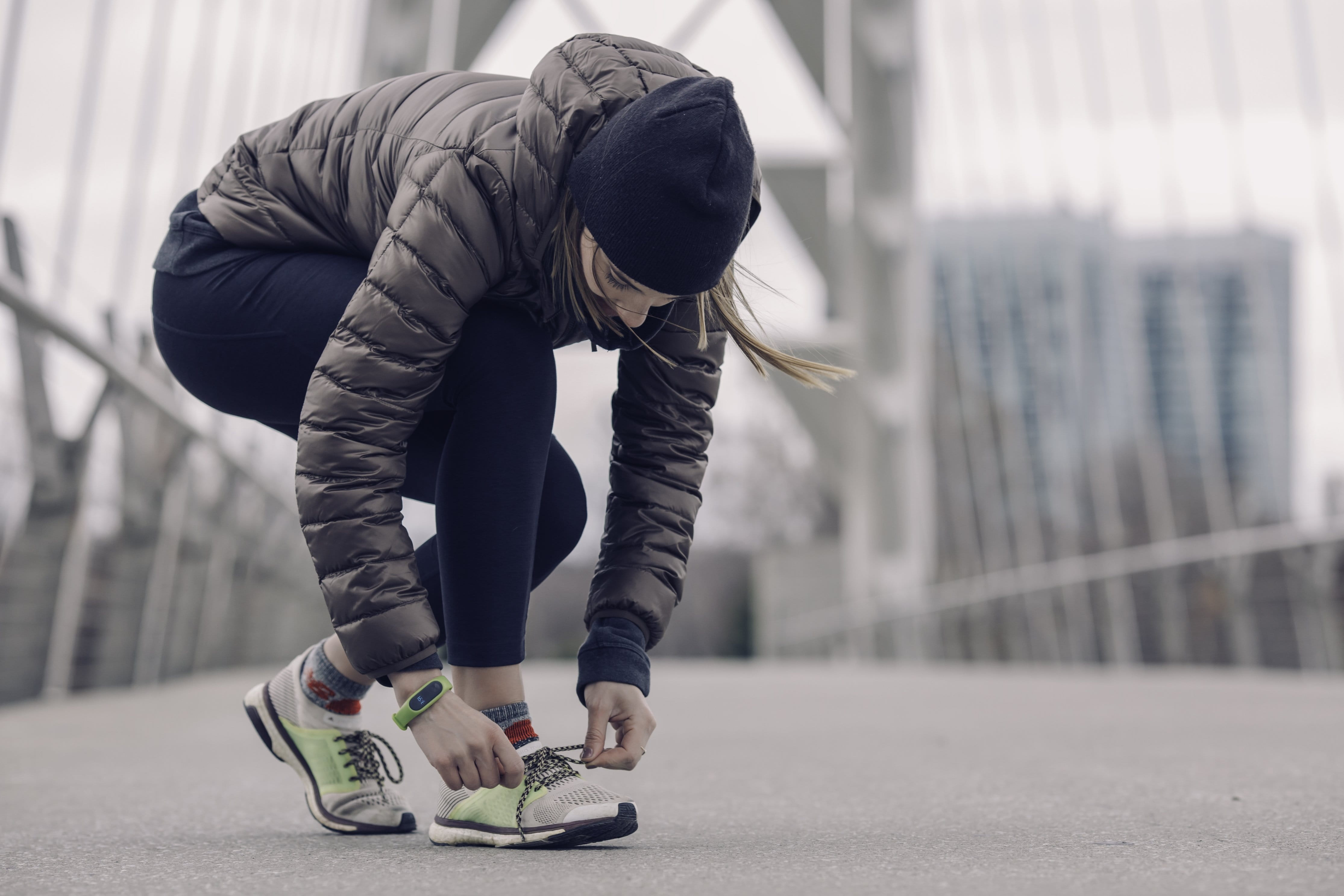 tracker, hoodie, shoe, clothing, outdoors, cold, beanie, weather, men, fitness, focus on foreground, building exterior, hood, full length, street, winter, HD Wallpaper