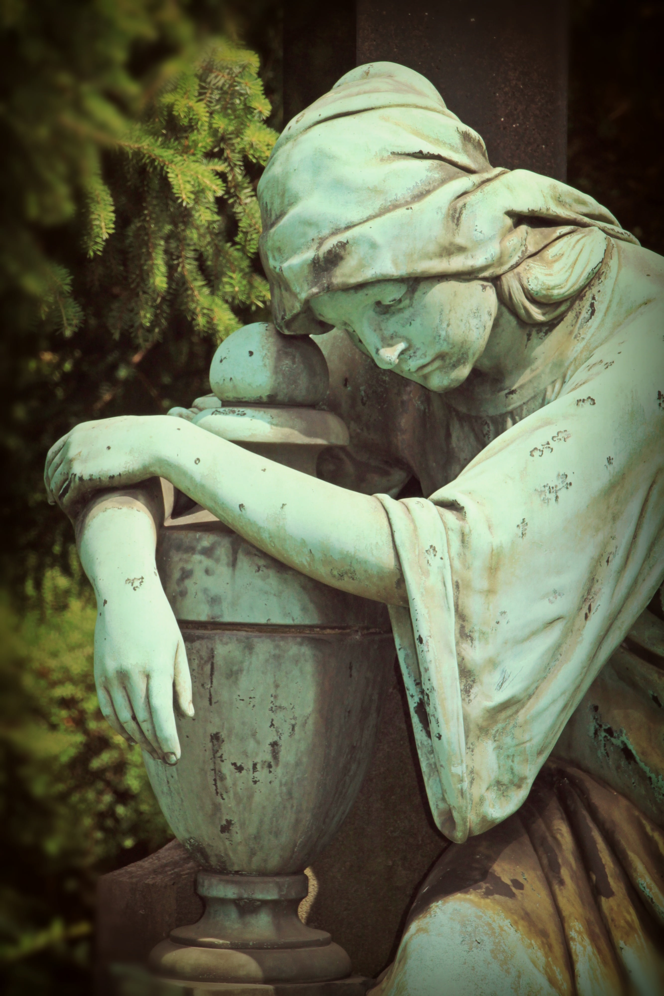 sculpture, abandonment, close-up, sadness, rock, old, creativity, woman, stone, ostfriedhof, female likeness, tomb figure, animal body part, representation, Phone HD Wallpaper