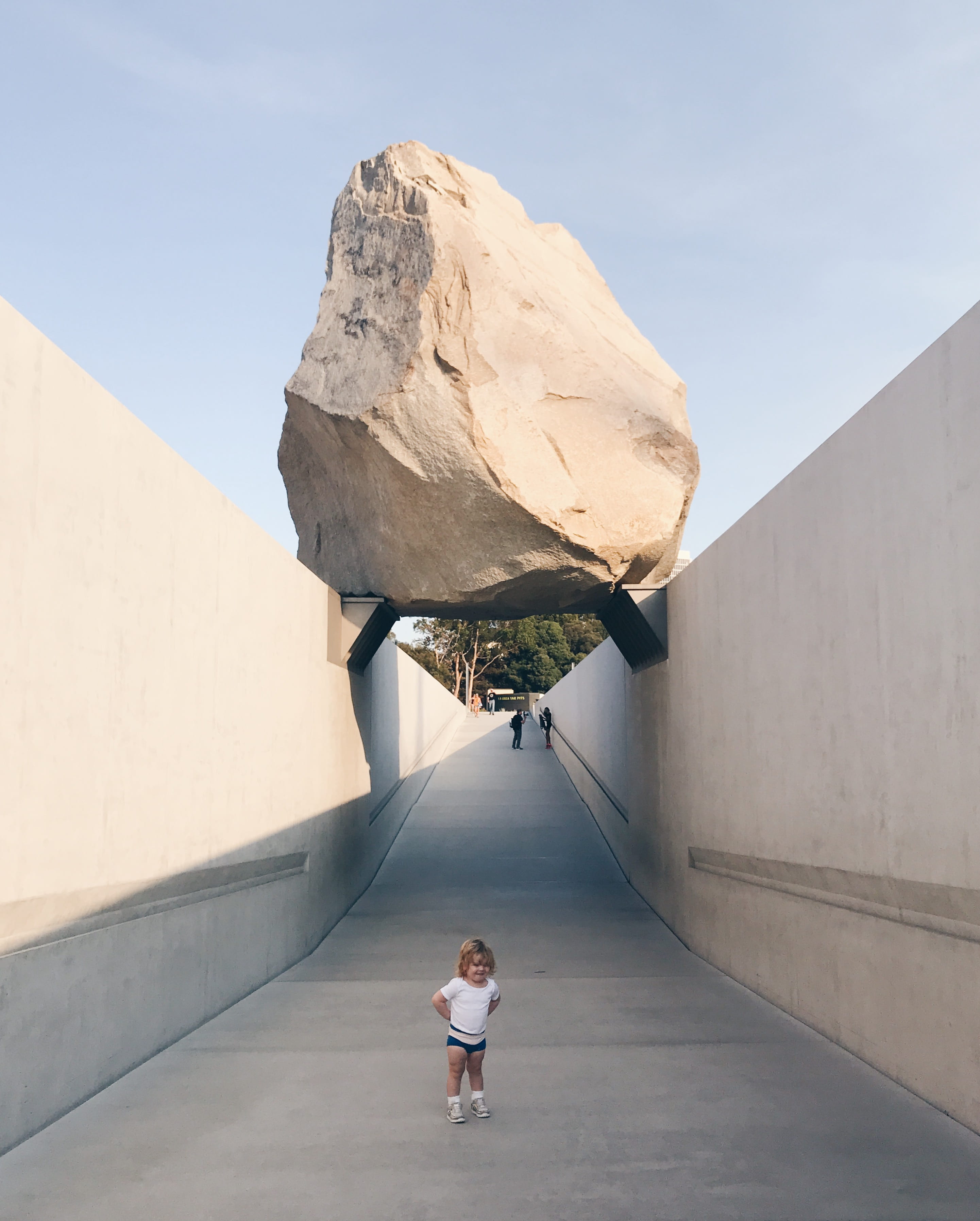 men, child, los angeles, leisure activity, sky, architecture, outdoors, los angeles county museum of art, lifestyles, casual clothing, 2K, real people, Phone HD Wallpaper