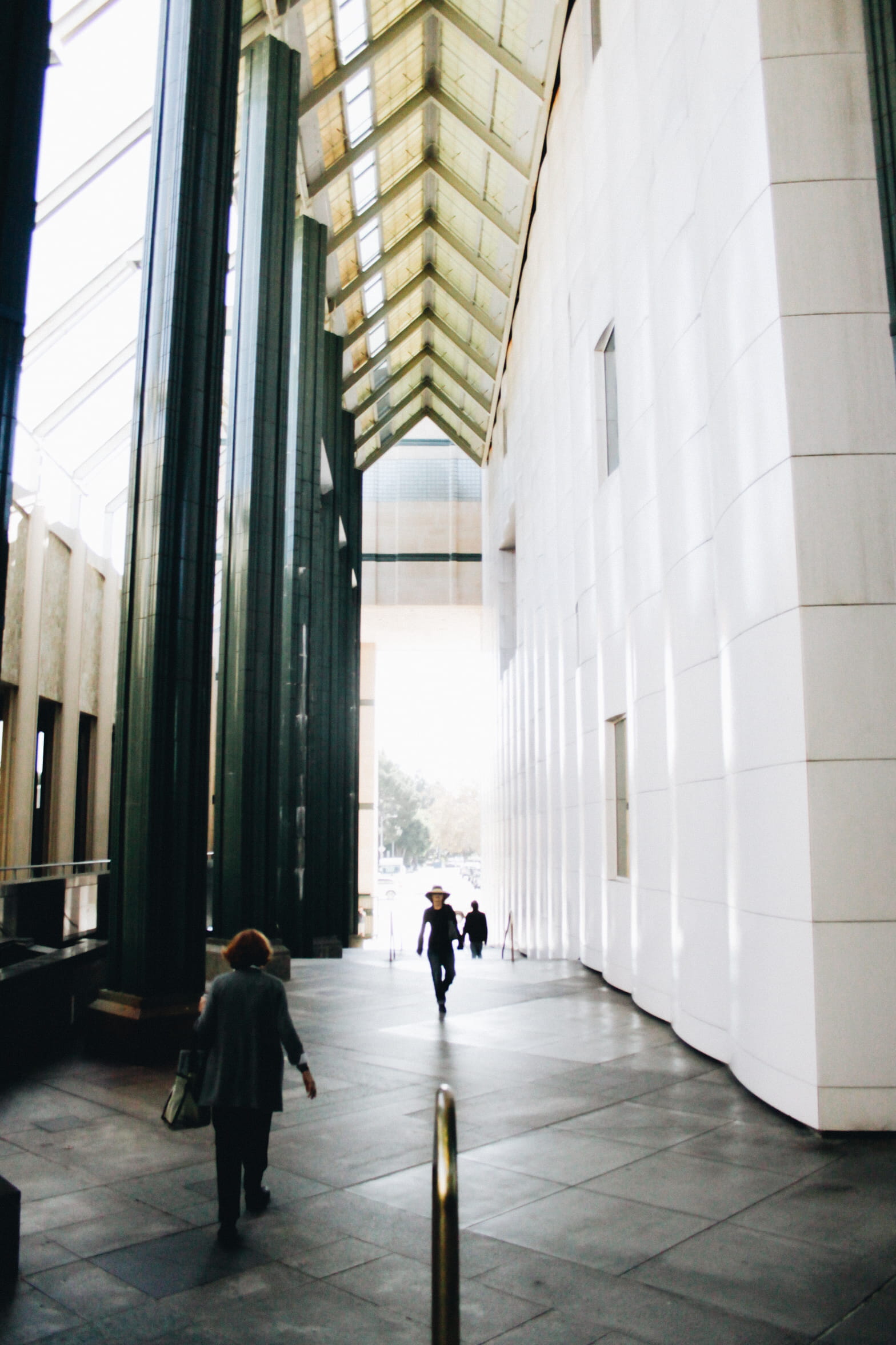 united states, outdoors, women, arcade, full length, built structure, walking, leisure activity, building, la, lifestyles, men, 1080P, architectural column, Phone HD Wallpaper