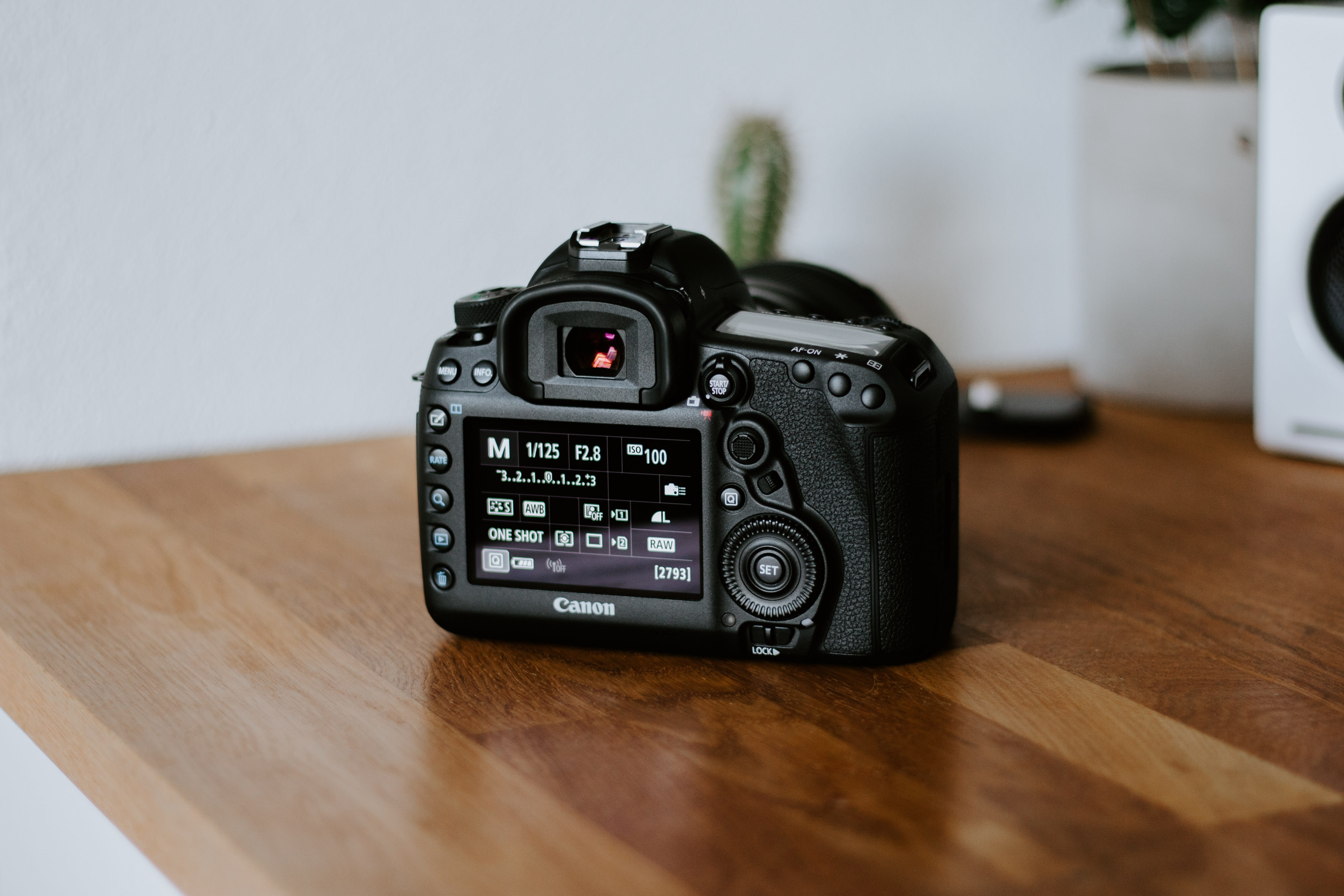 gear, number, top, focus on foreground, close-up, eo, canon eos 5d, viewfinder, home interior, dslr, camera - photographic equipment, lens - optical instrument, HD Wallpaper