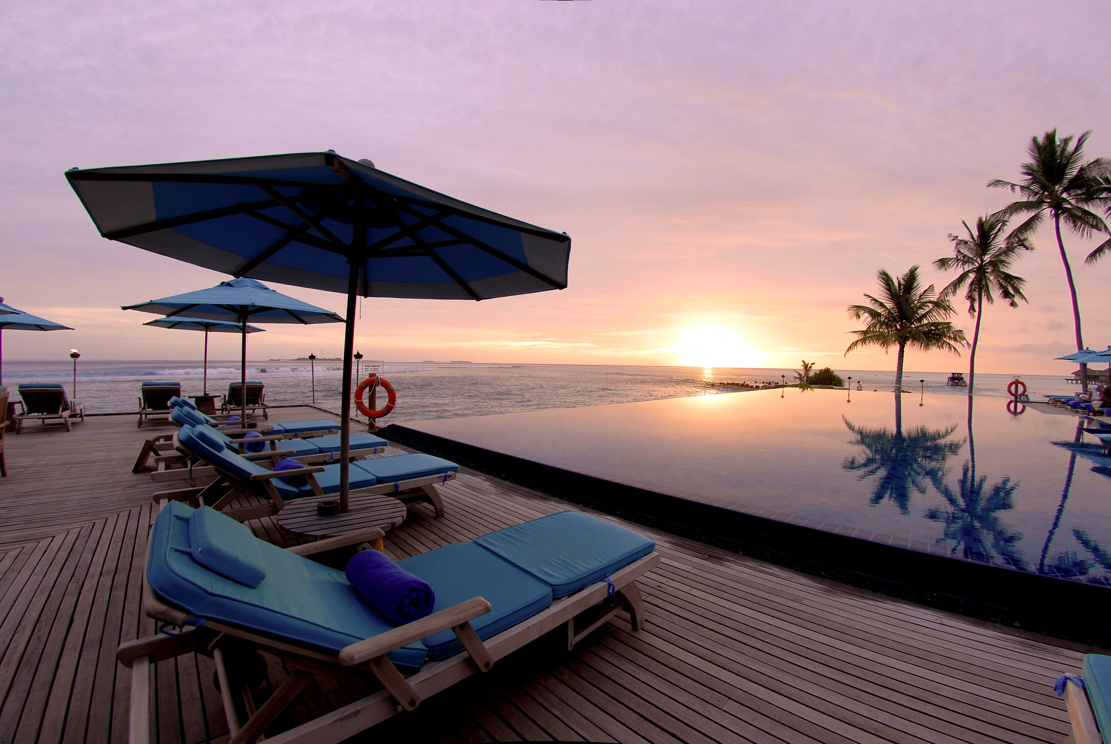 vacations, horizon over water, palm trees, pool, lounge, tranquil Scene, no People, 4K, sun, lighting equipment, sand, relaxation, land, infinity pool, HD Wallpaper