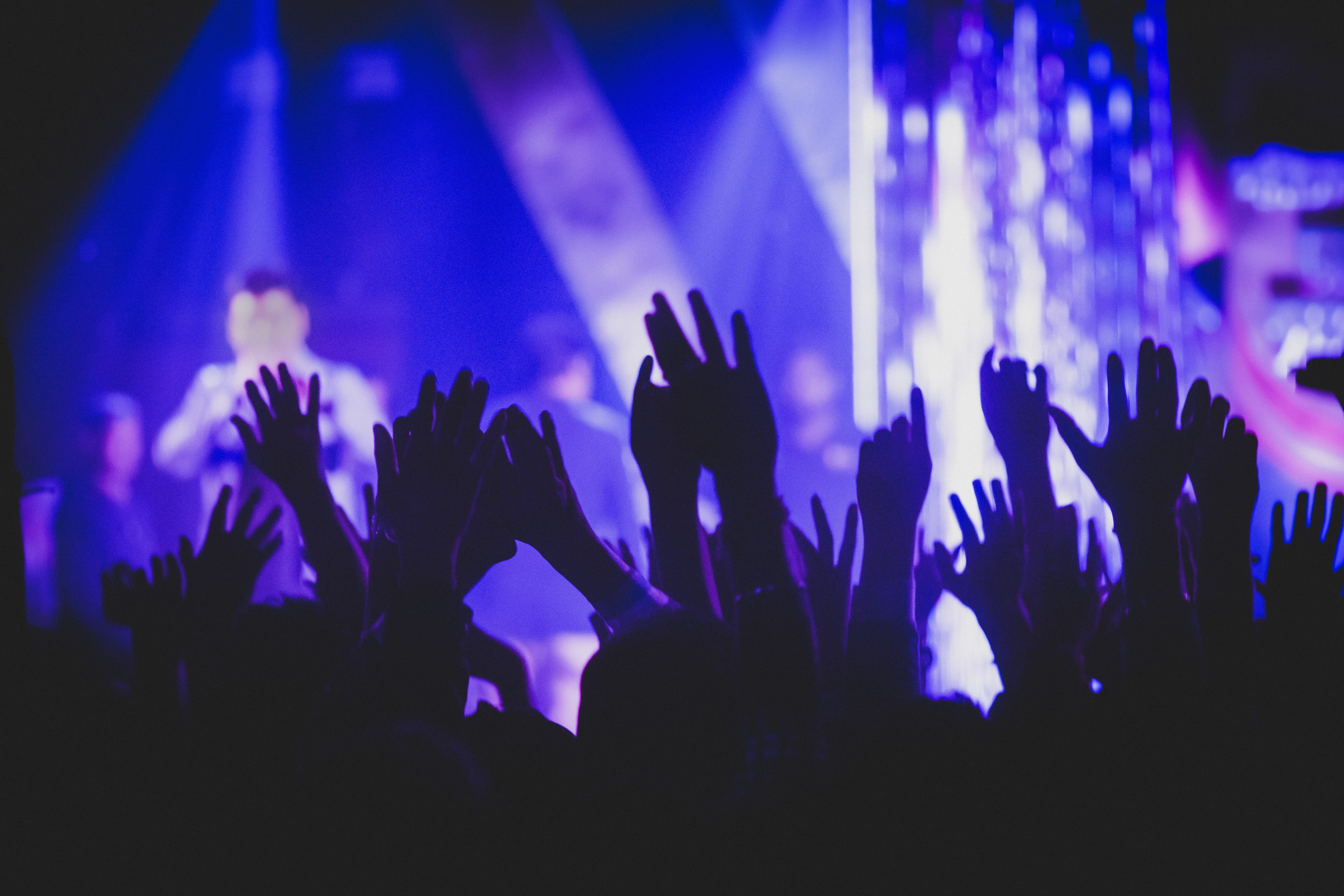 night, excitement, enjoyment, rock music, stage, hand, clubbing, entertainment, positive emotion, hand raised, crowd, arms raised, arts culture and entertainment, HD Wallpaper