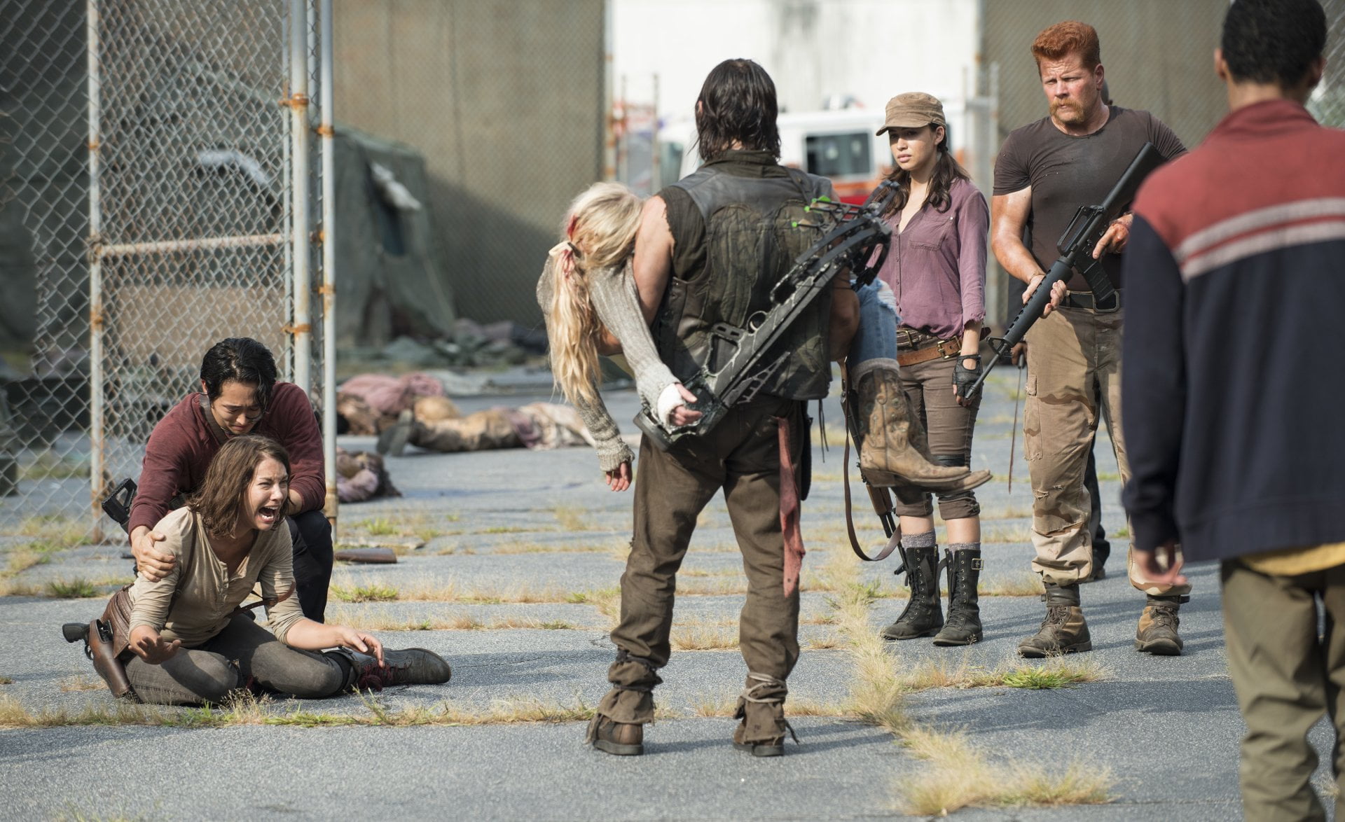 Lauren Cohan, Michael Cudlitz, street, Daryl Dixon, day, group, violence, full length, law, 1080P, teenager, group of people, Steven Yeun, medium group of people, HD Wallpaper