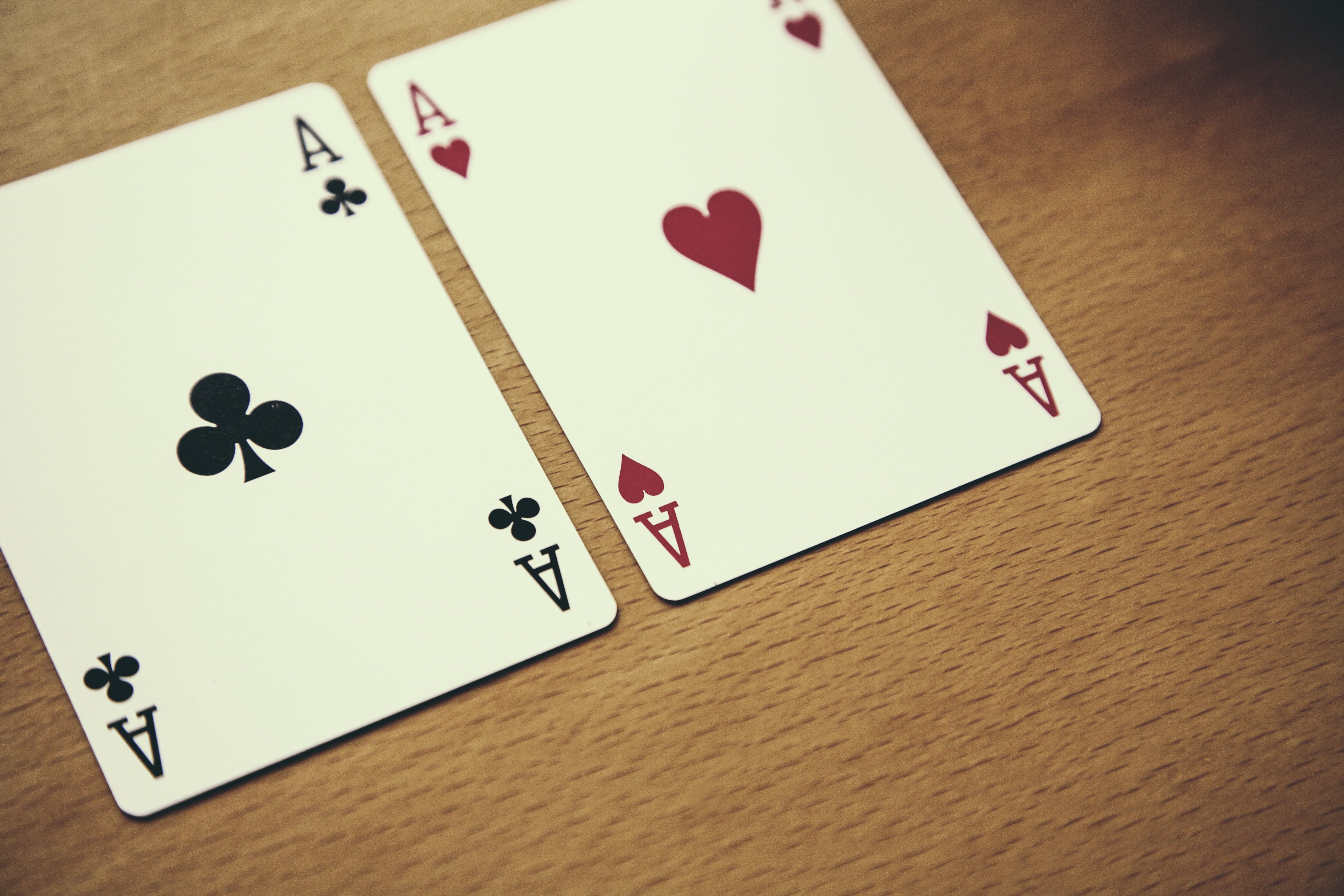 4K, wood - material, focus, luck, hearts, no people, texas holdem, still life, indoors, game addiction, profit, brown, success, leisure activity, heart shape, HD Wallpaper
