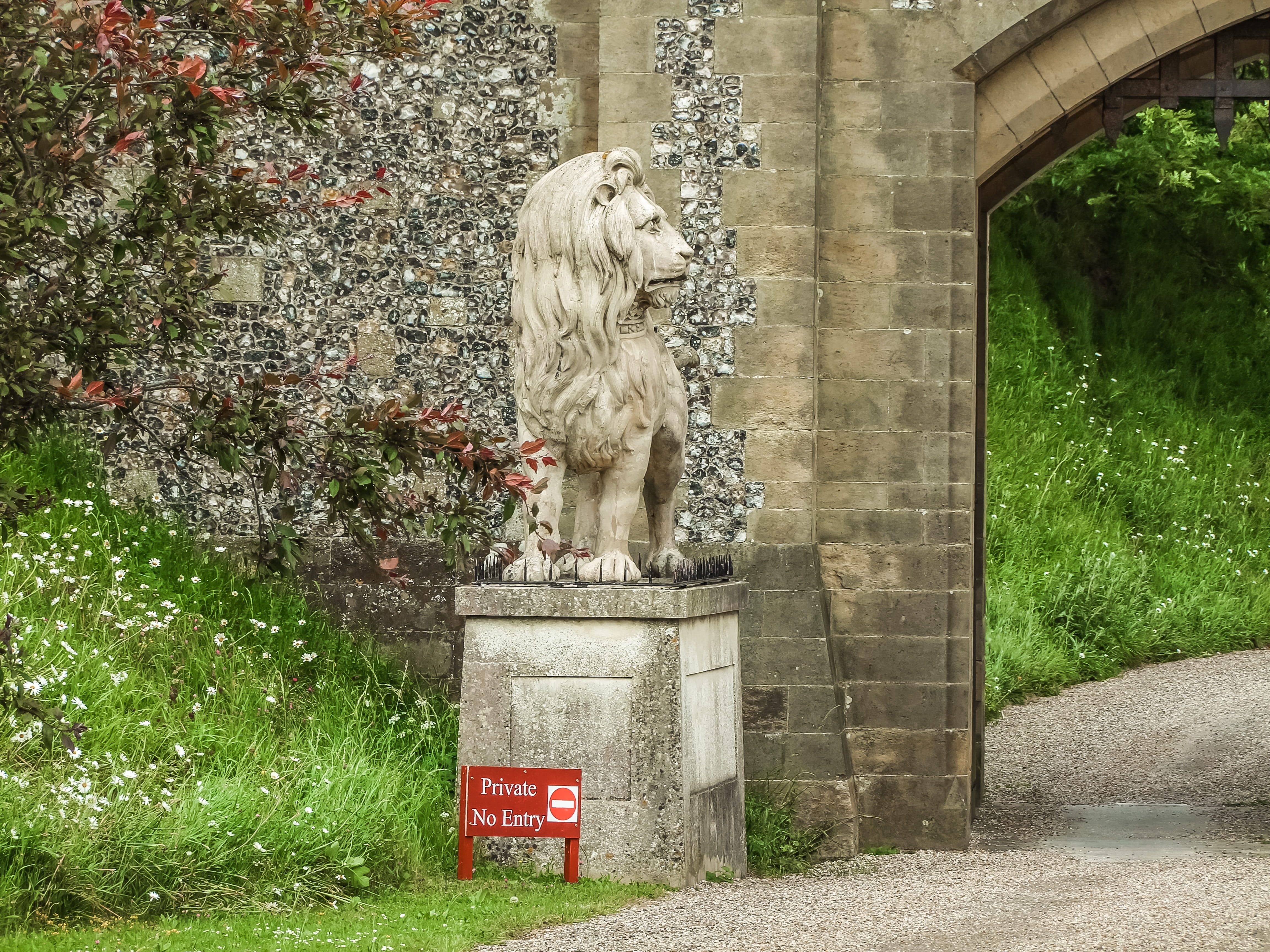 statue, outdoors, Arundel Castle, nature, creativity, built structure, human representation, art and craft, plant, architecture, the statue of, Garden, HD Wallpaper