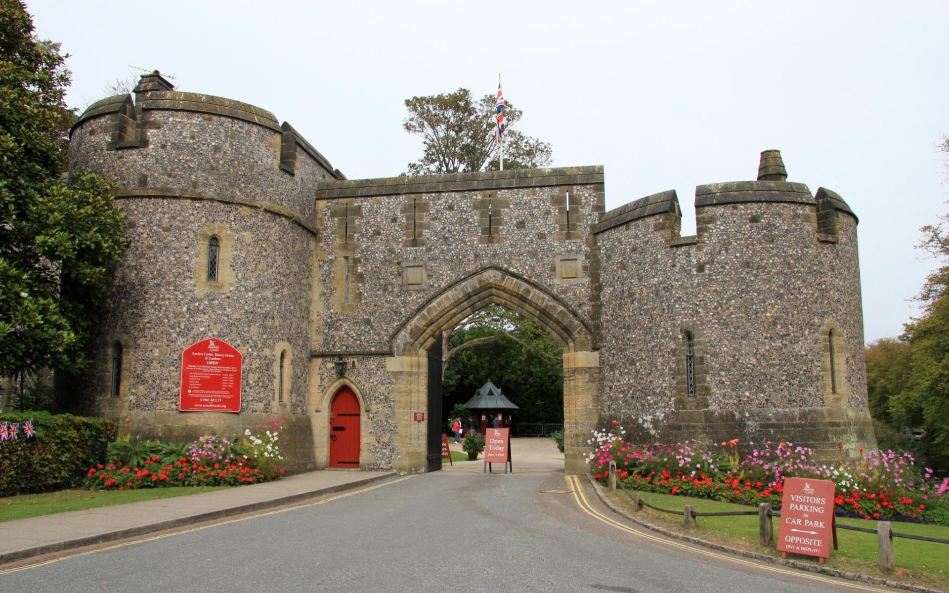 architecture, tree, clear sky, no people, built structure, cemetery, nature, 1080P, history, building, Arundel Castle, entrance, arch, grave, outdoors, HD Wallpaper