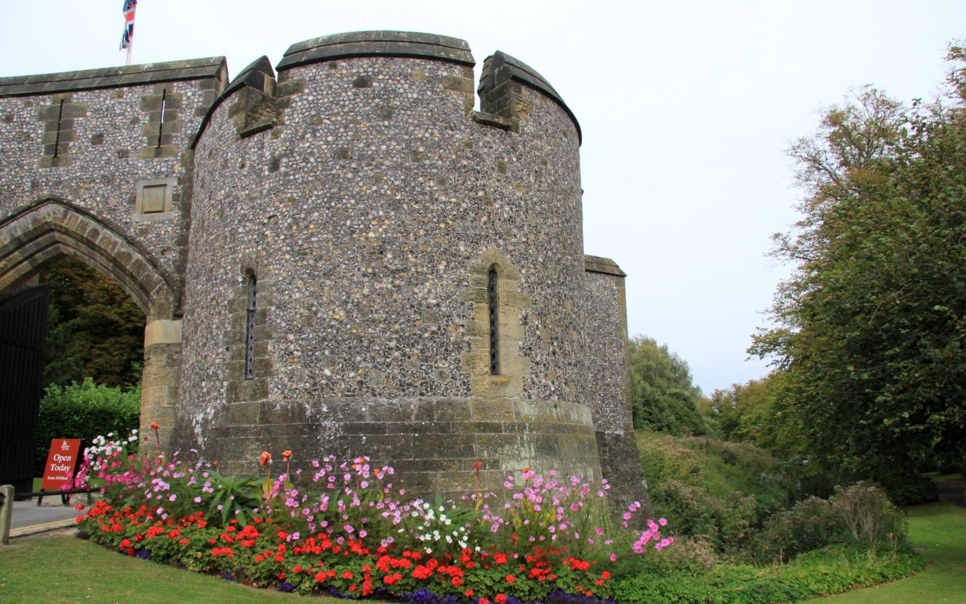 architecture, plant, outdoors, beauty in nature, flowerbed, arundel castle, the past, no people, growth, day, flower, fragility, history, nature, 1080P, HD Wallpaper