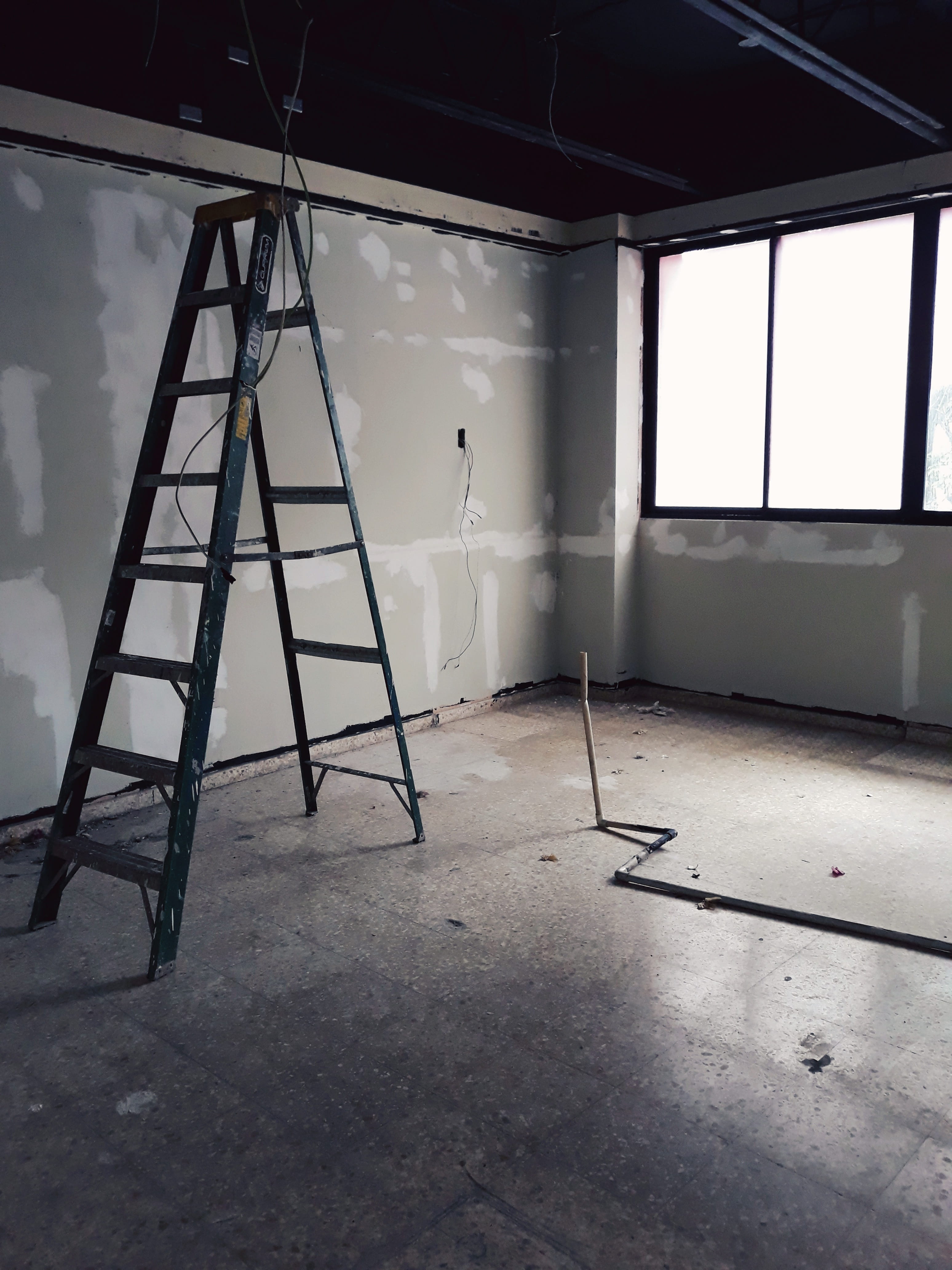 dirty, no people, architecture, behind the scenes, home improvement, tripod, ceiling, studio, arts culture and entertainment, photo shoot, inside, photographic equipment, Phone HD Wallpaper