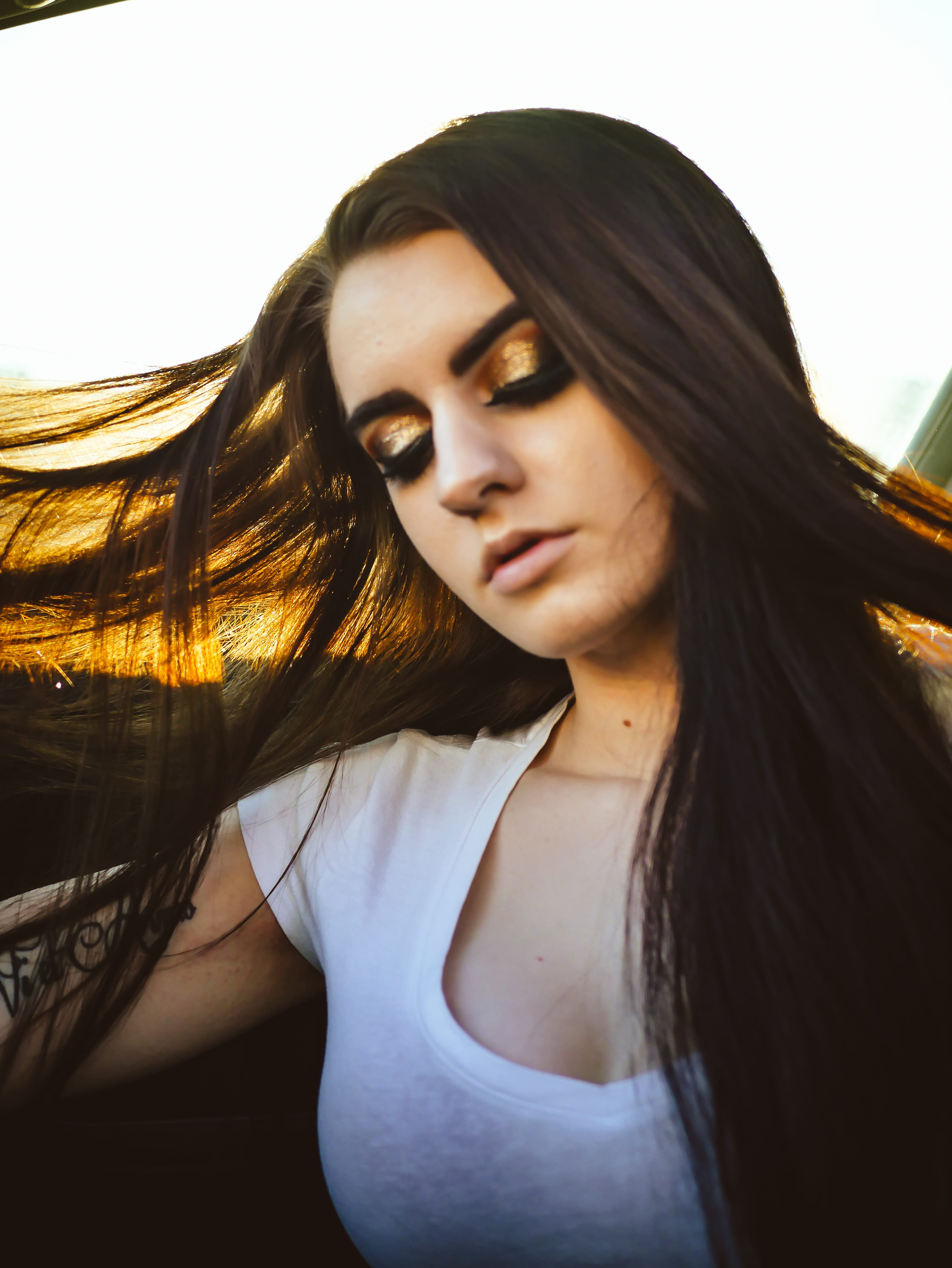 love, women, lifestyles, one person, looking, black hair, brunette, front view, model, girl, tyler, sun, beauty, gold, woman, young adult, long hair, south broadway avenue, Phone HD Wallpaper