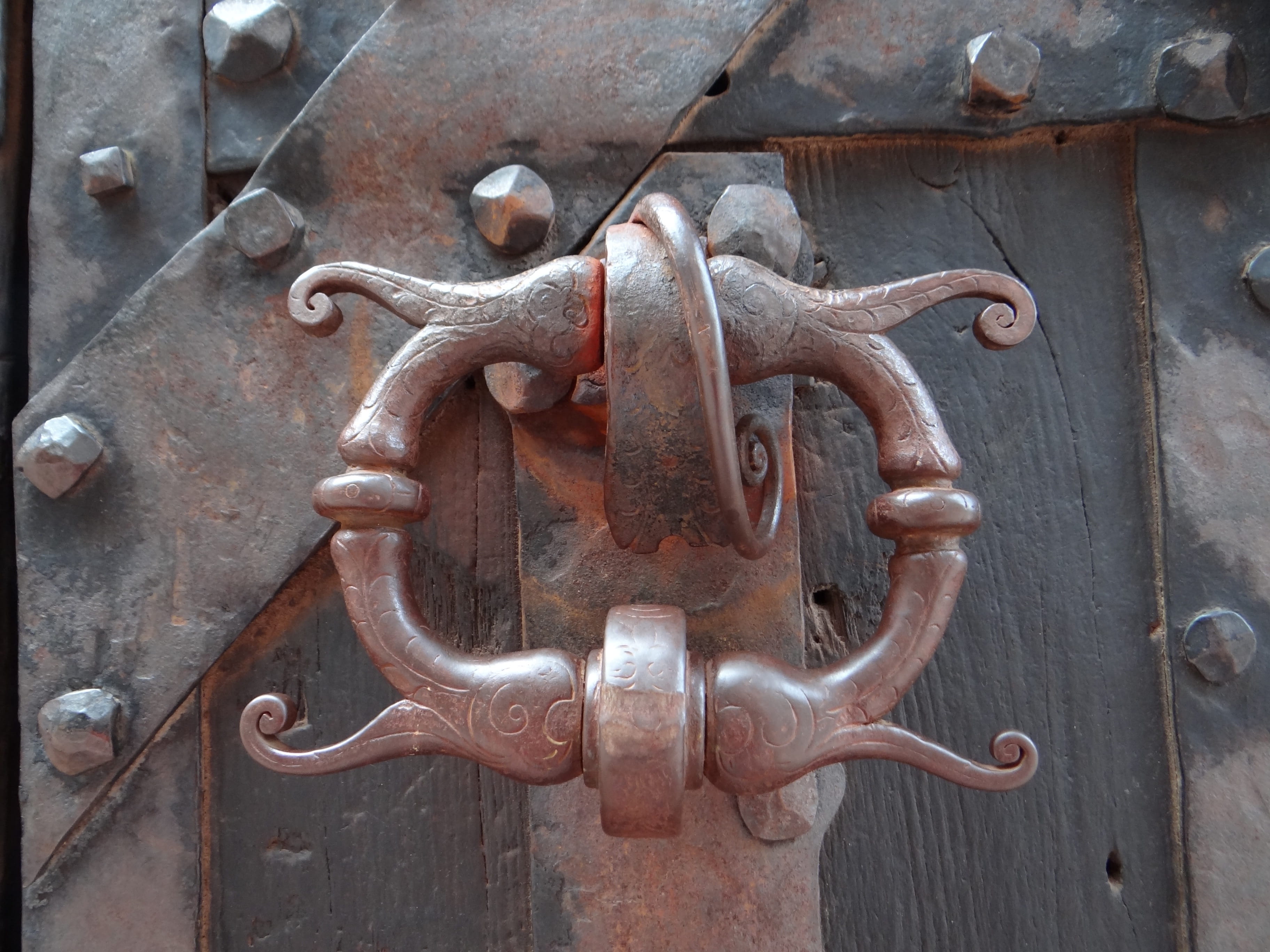 2K, pattern, france, Castle, door, latch, ornate, entrance, close-up, day, rusty, high koenigsbourg, outdoors, no people, Alsace, protection, heritage, HD Wallpaper