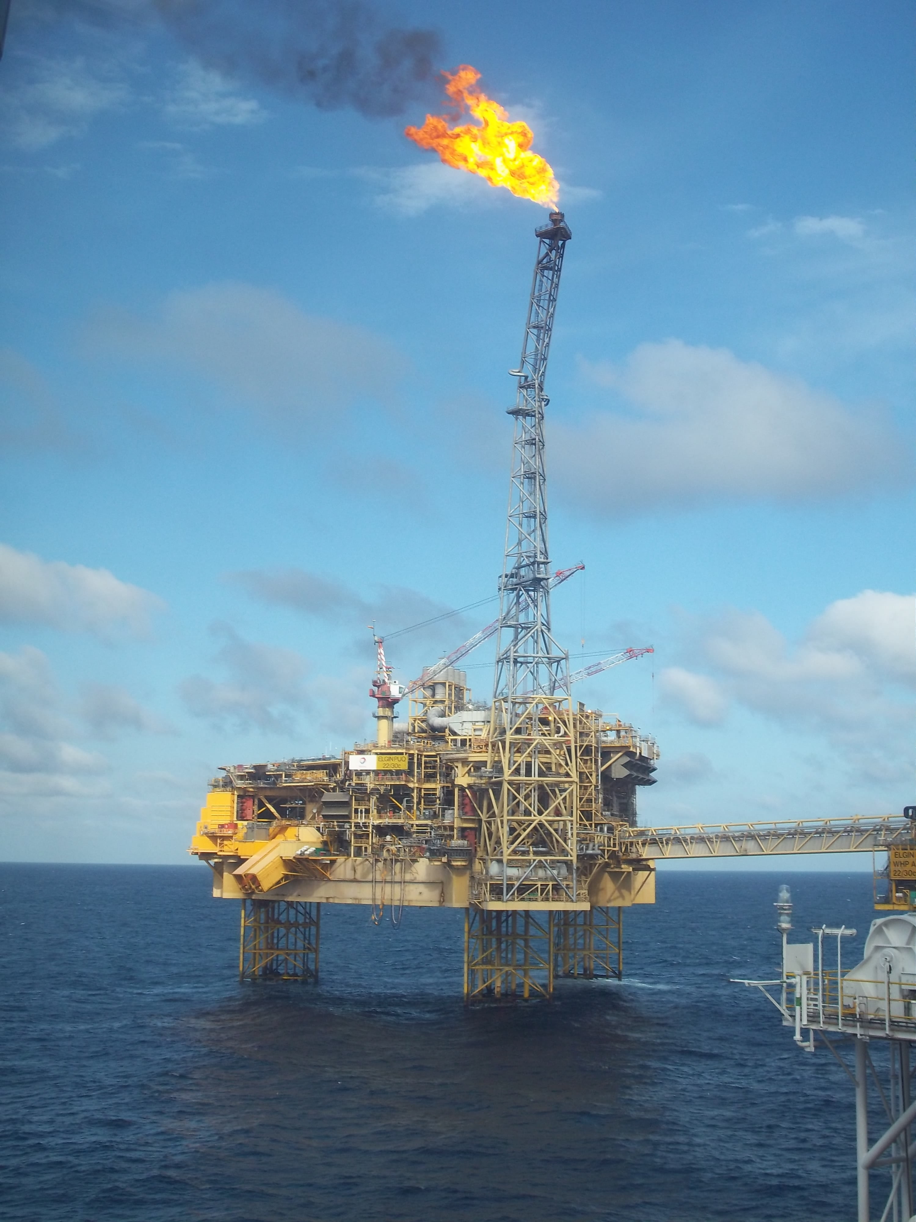 nature, 4K, scotland, flame, oil industry, burning, fuel and power generation, no people, cloud - sky, outdoors, sky, sea, day, uk, fire, pollution, drilling rig, Phone HD Wallpaper