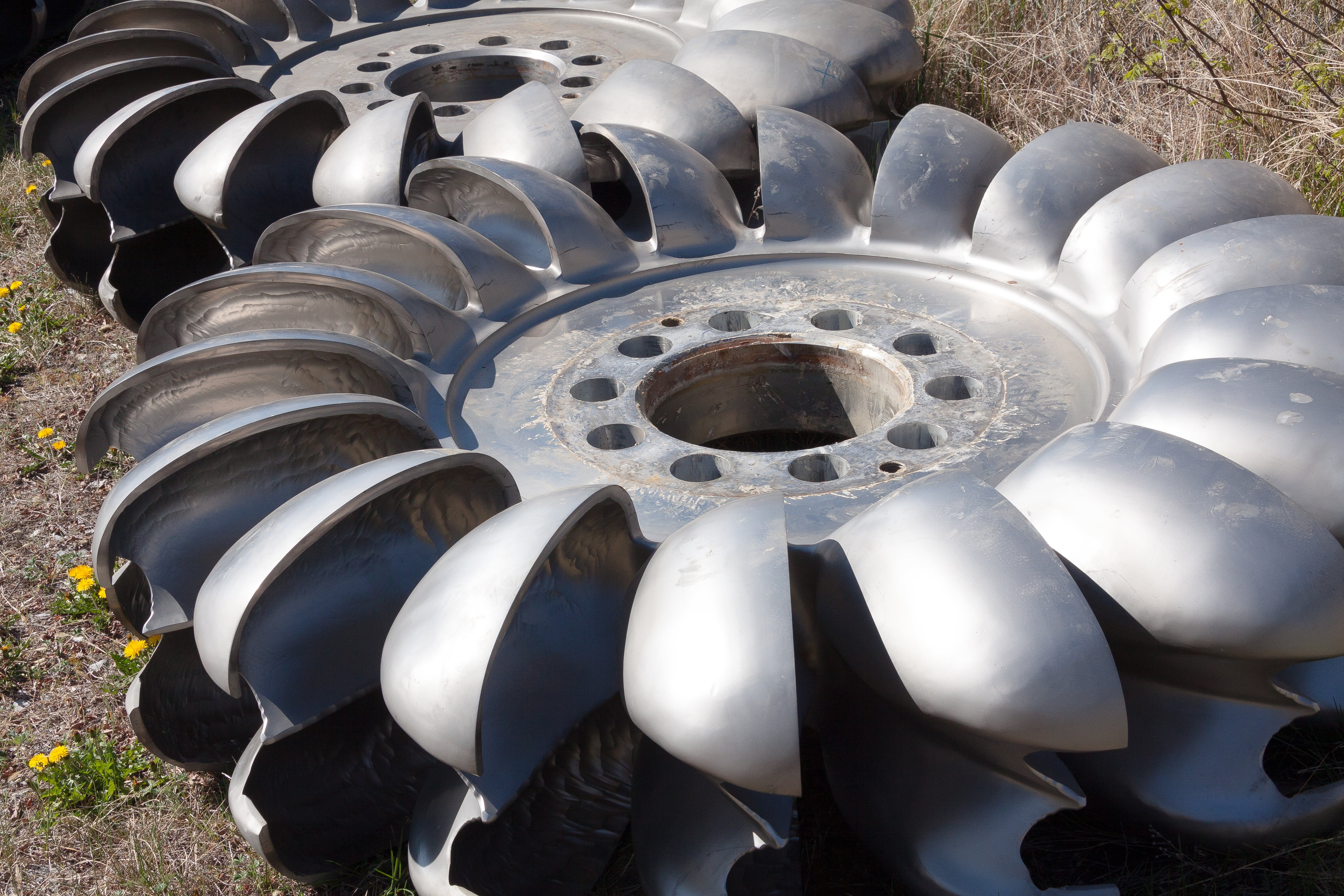 large group of objects, steel, nature, container, close-up, metal, wheel, field, lester pelton, engineer, turbine, high angle view, day, current, impulse, HD Wallpaper