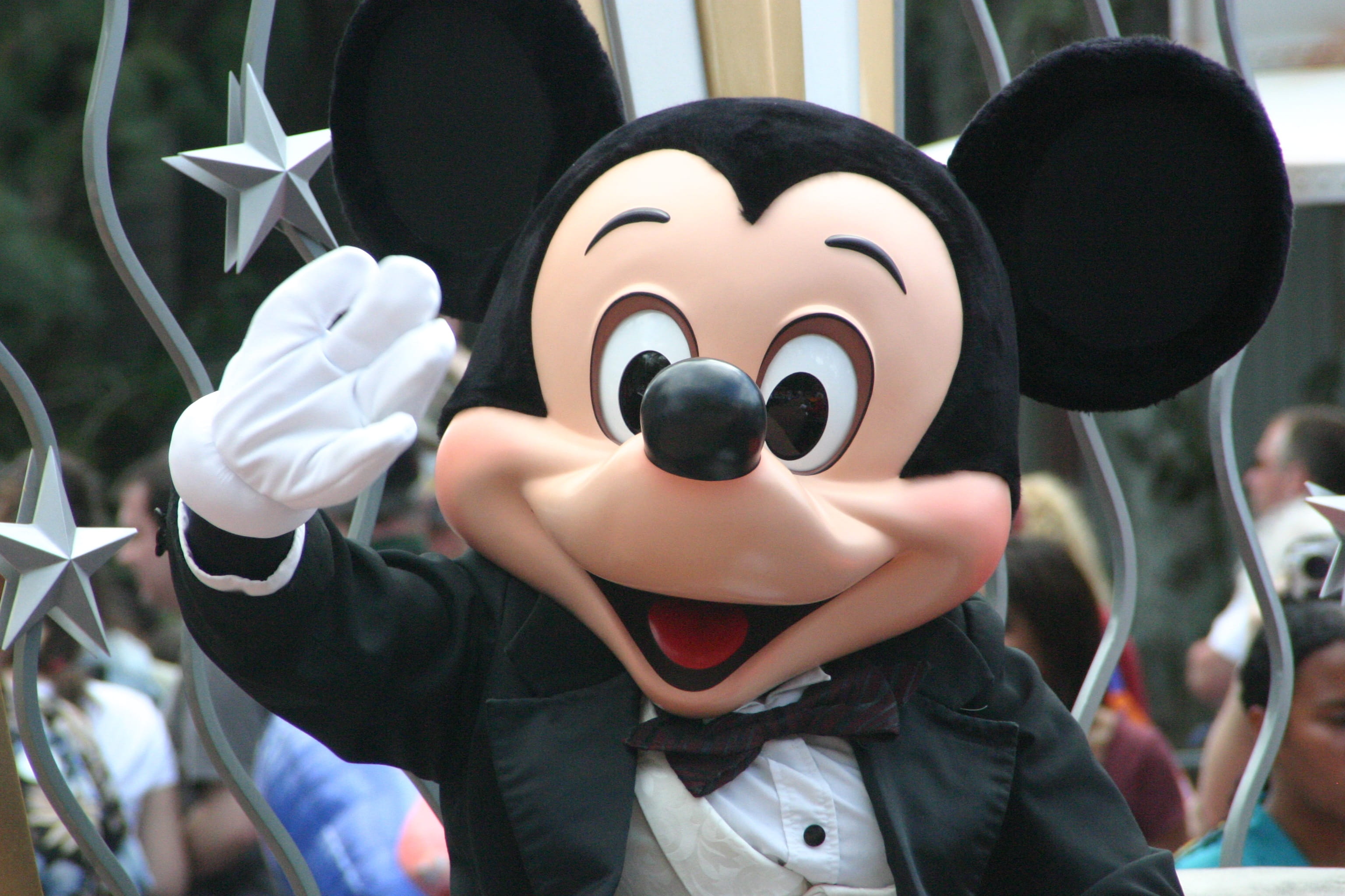 mouse, mask - disguise, 2K, unrecognizable person, Parade, real people, clothing, close-up, hand, one woman only, female likeness, Walt Disney, disneyland, HD Wallpaper
