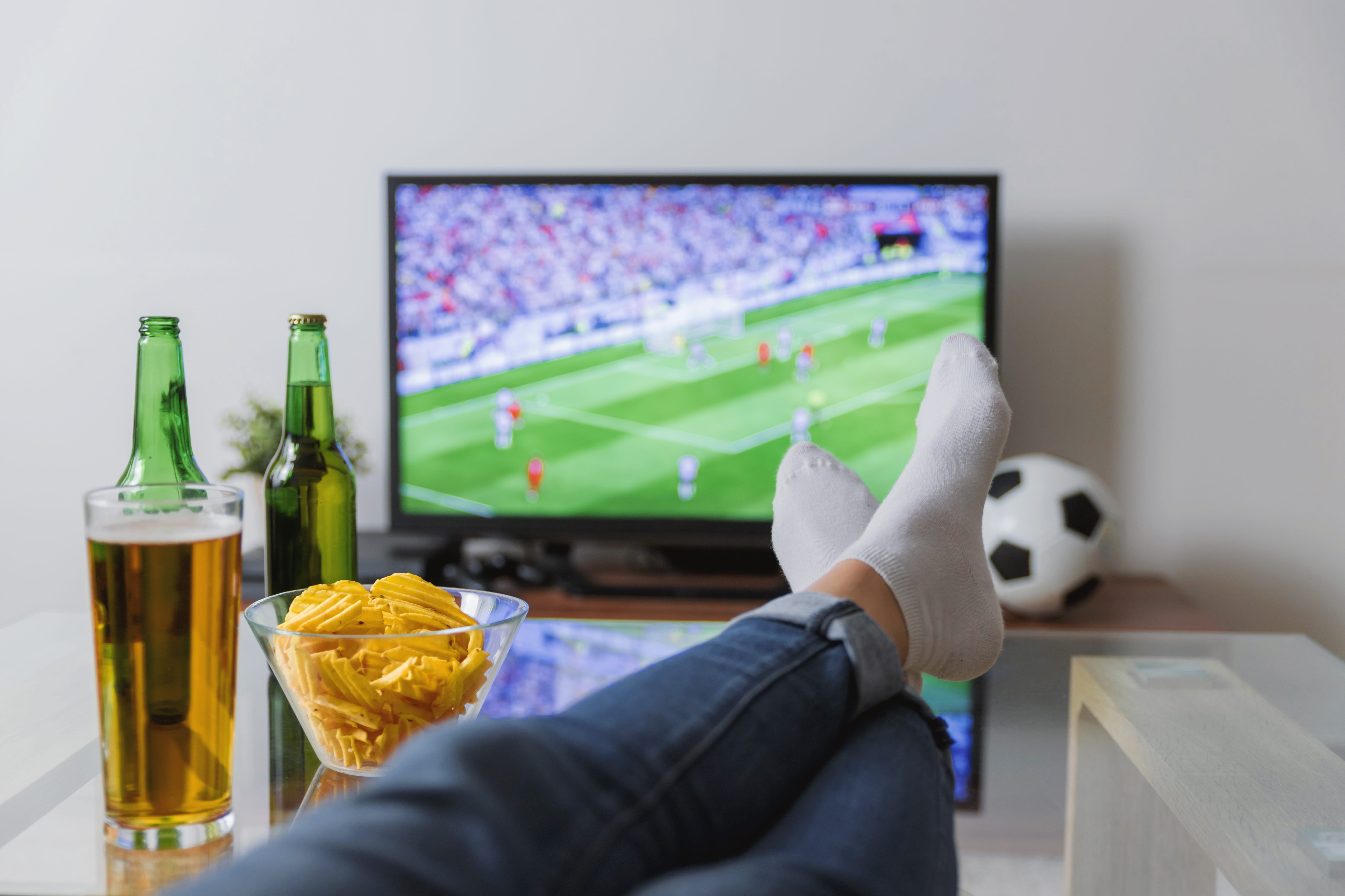 sport, leisure activity, hand, sports equipment, man cave, body part, one person, adult, indoors, beer - alcohol, human hand, television set, flat screen, HD Wallpaper
