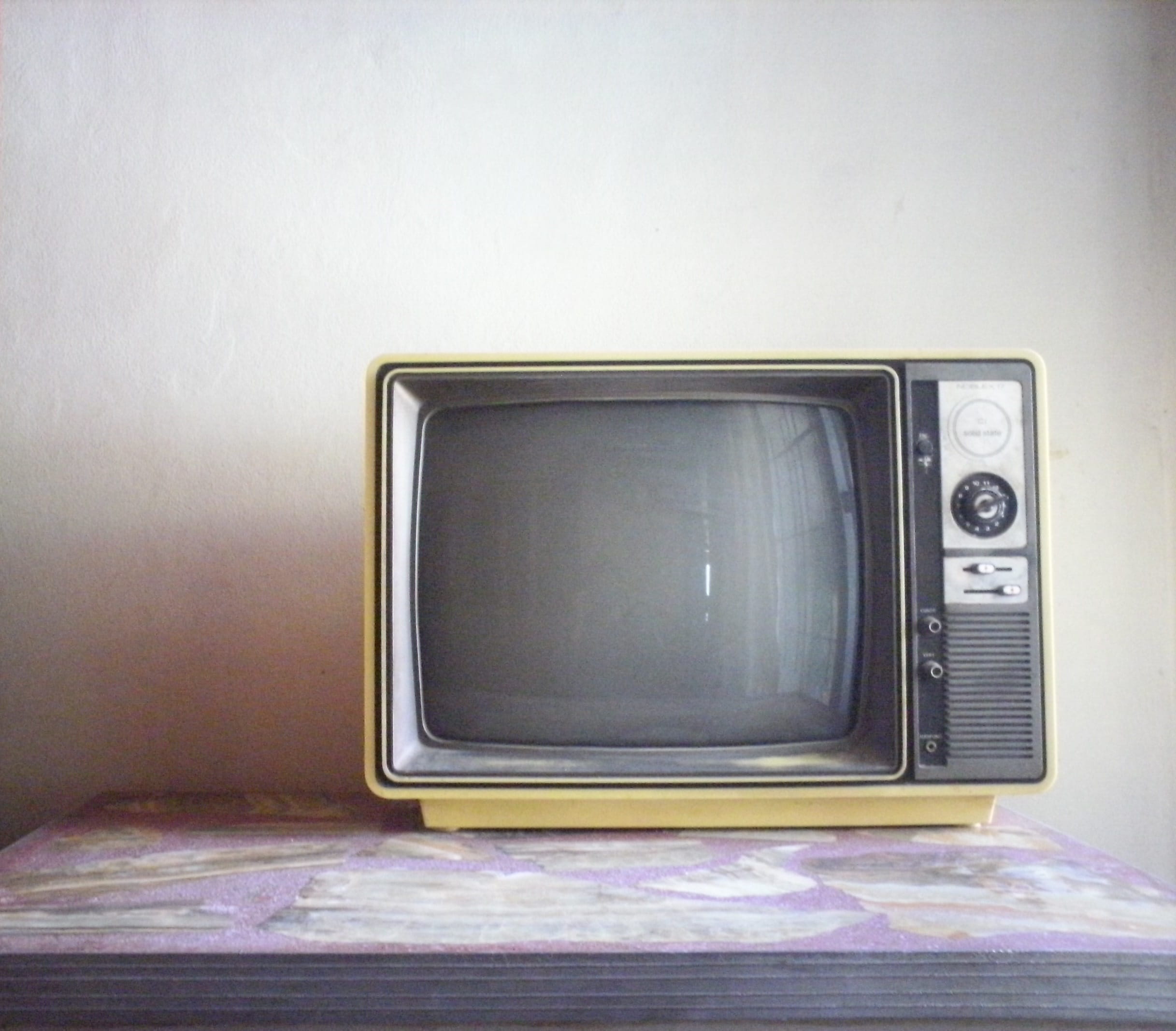 watching tv, wall - building feature, single object, indoors, 1080P, history, arts culture and entertainment, retro styled, no people, tv, screen, device screen, HD Wallpaper