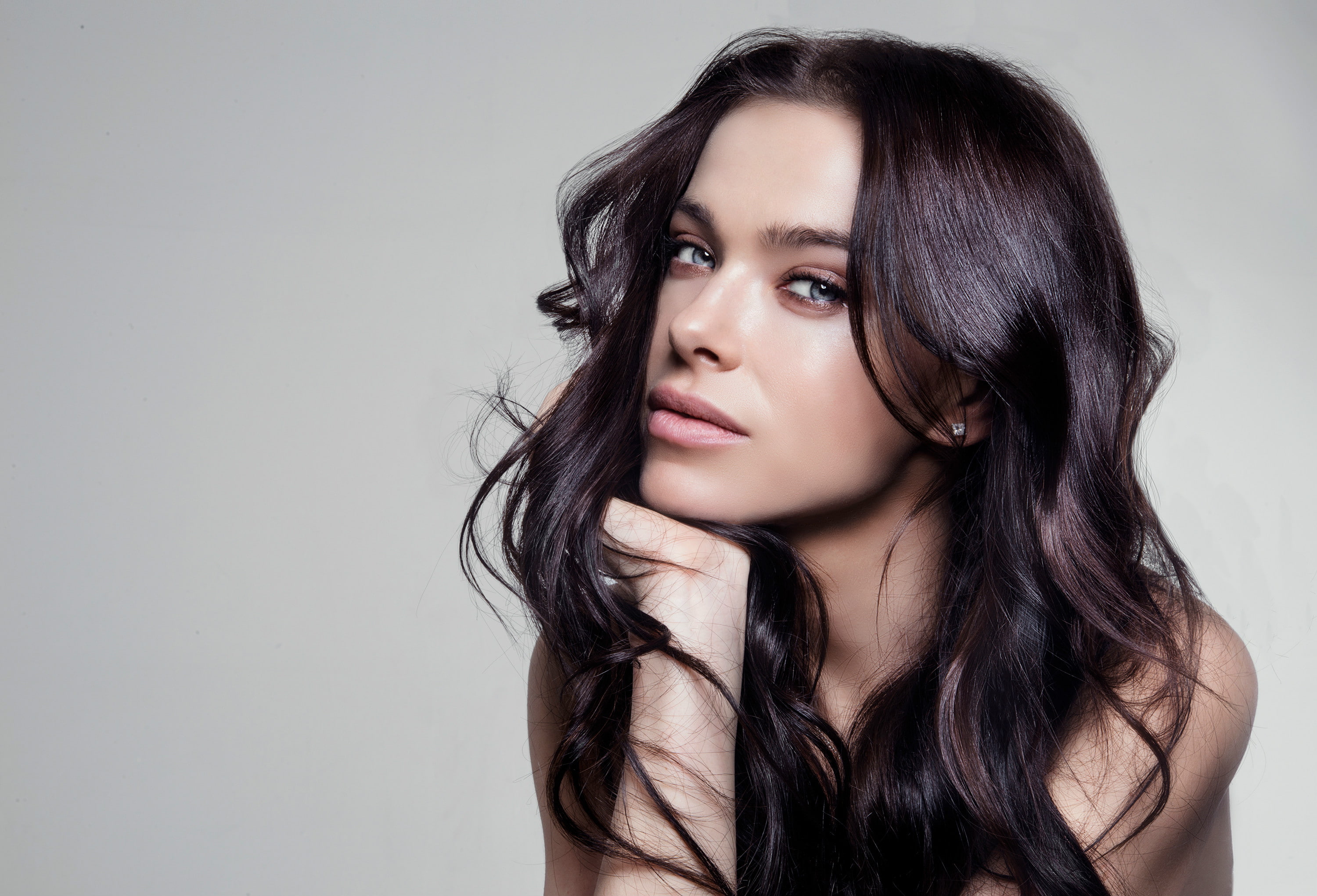 simple background, singer, blue eyes, women, Elena Temnikova, 2K, Russian women, HD Wallpaper