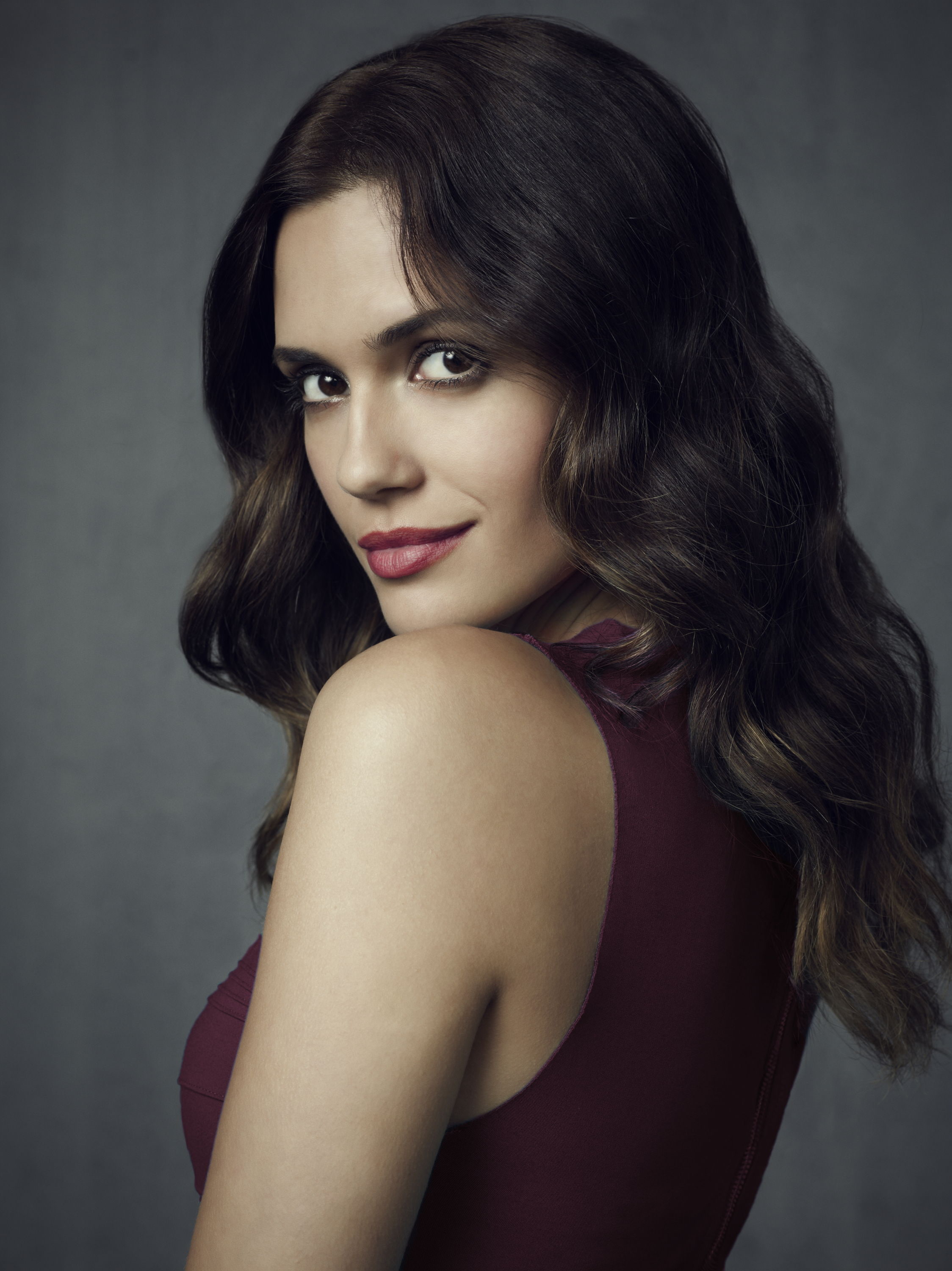 looking at camera, beautiful people, portrait, adult, fashion, smiling, luxury, modern, hair, studio shot, looking back, beautiful woman, brunette, red lipstick, Phone HD Wallpaper