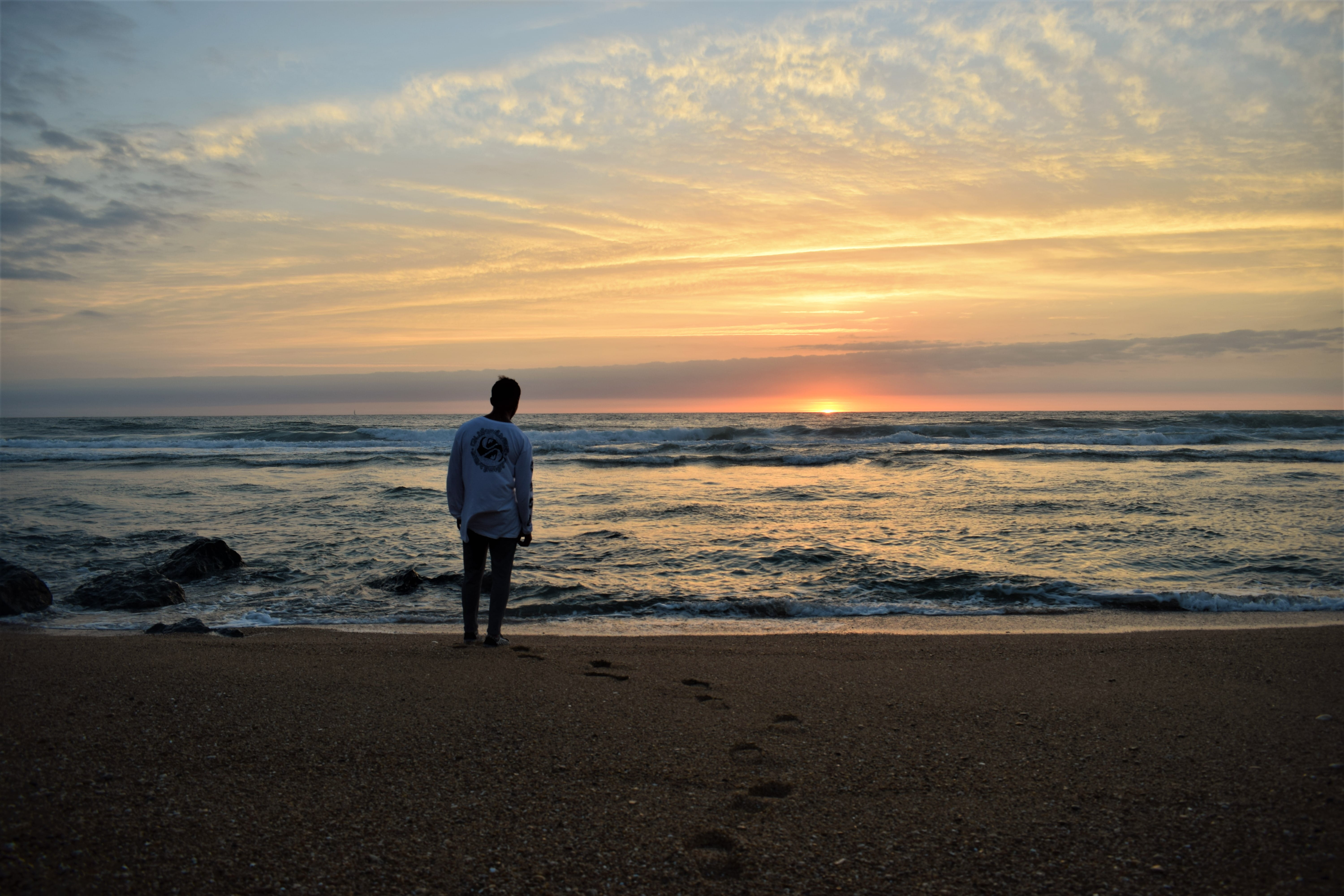 couple - relationship, quicksilver, land, men, lifestyles, nature, scenics - nature, hossegor, leisure activity, water, horizon, homme, standing, 5K, beauty in nature, HD Wallpaper