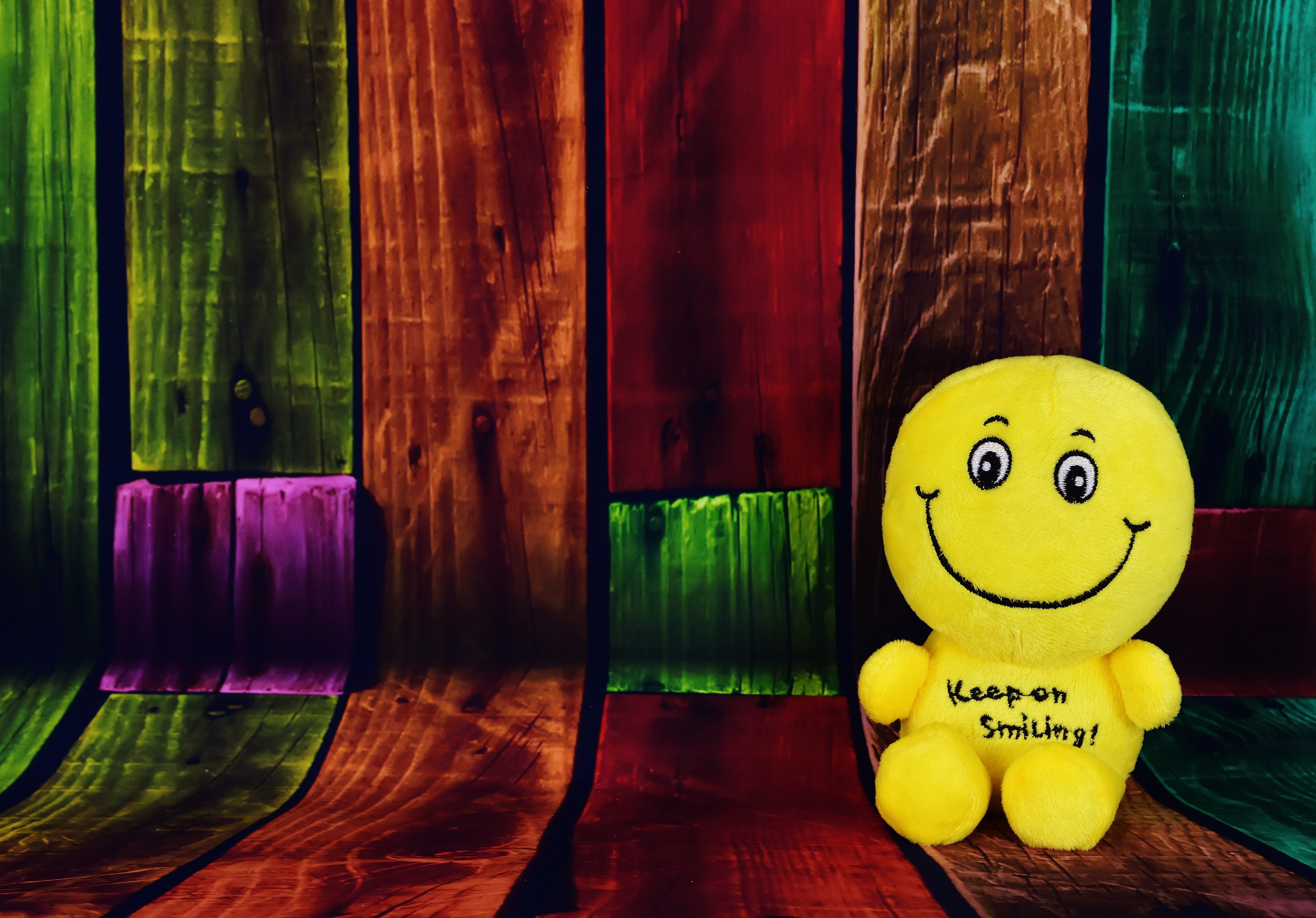 green Color, representation, art and craft, happy, door, no People, color, face, cheerful, 5K, anthropomorphic smiley face, Smiley, table, still life, HD Wallpaper