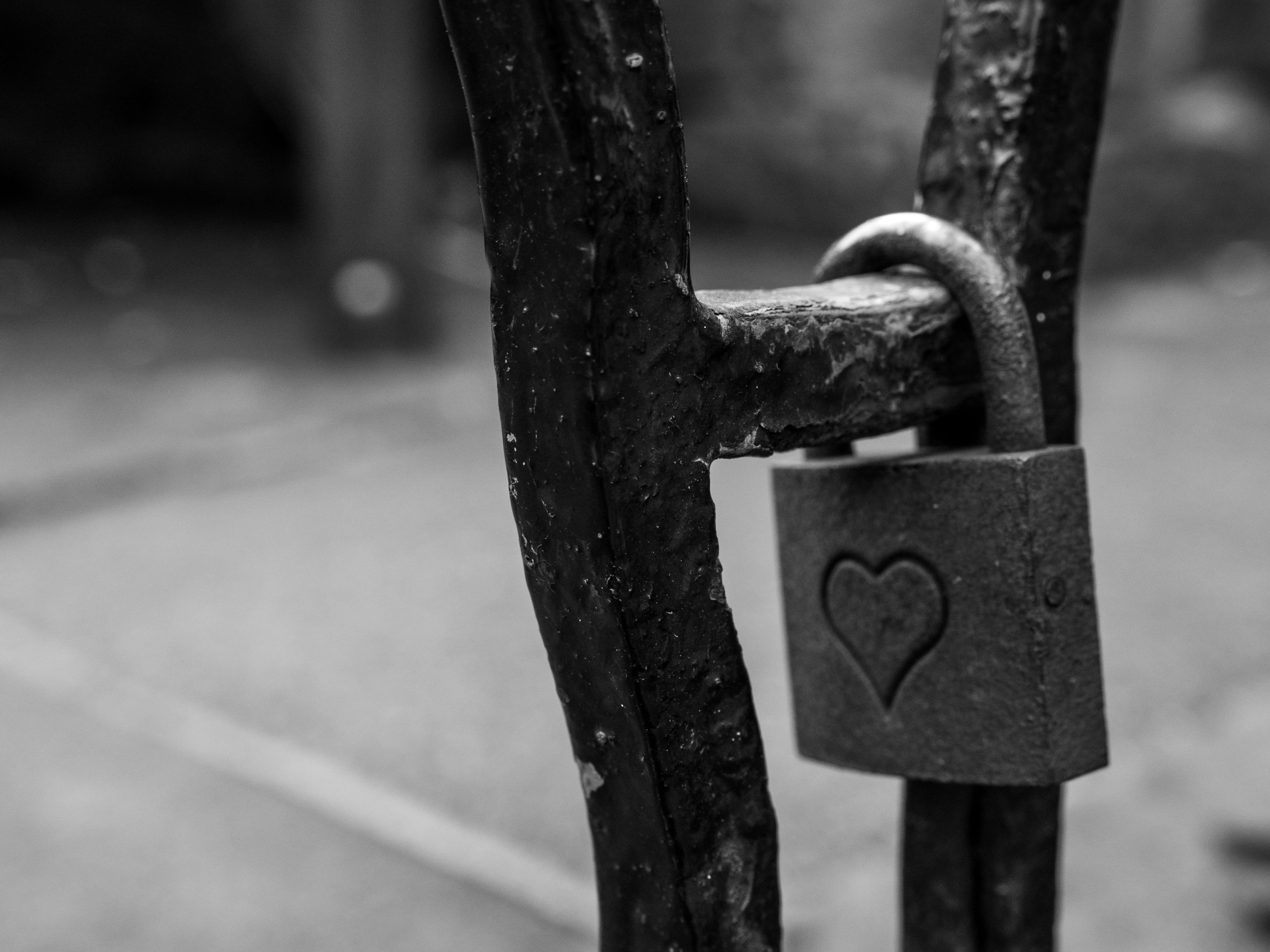 padlock, outdoors, safety, attached, security, heart, rusty, 2K, black and white, lock, eternal, promise, romance, strength, pact, chain, day, protection, HD Wallpaper