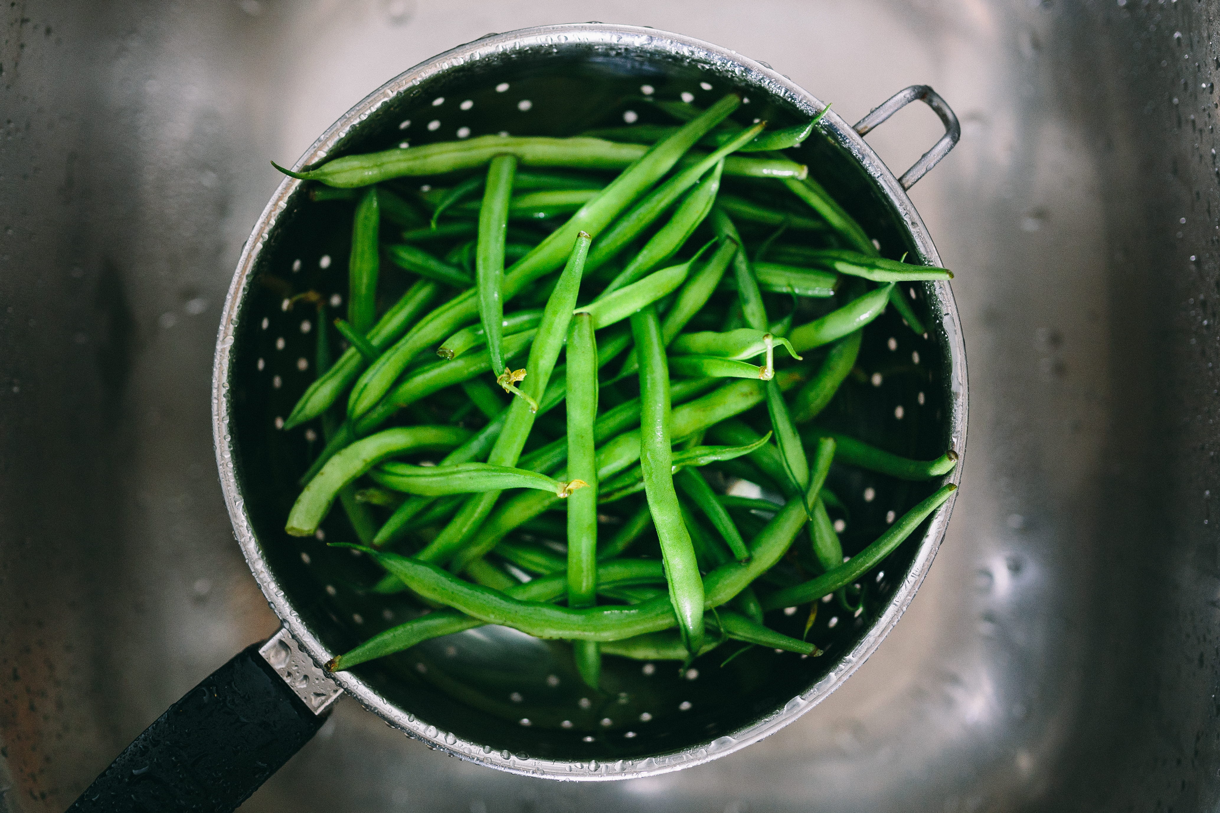 colander, 4K, green bean, indoors, close-up, food, food and drink, green Color, domestic room, healthy, preparing food, household equipment, freshness, HD Wallpaper