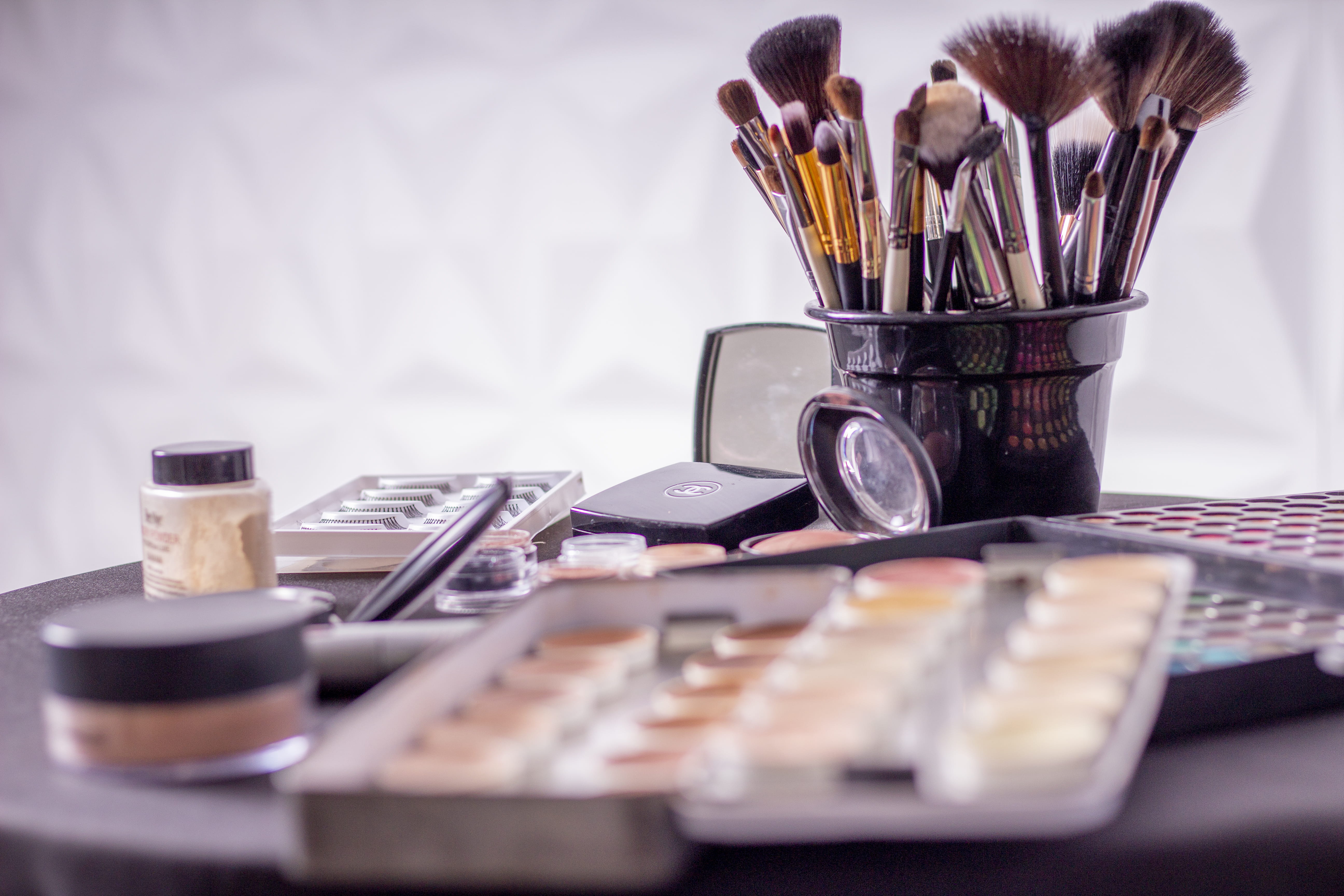 paintbrush, healthcare and medicine, eye shadow, table, large group of objects, kitchen utensil, indoors, make-up brushes, art and craft equipment, close-up, HD Wallpaper