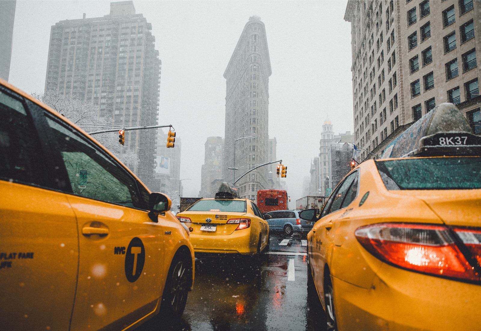 New York City, building, office building exterior, outdoors, Flatiron Building, rainy season, yellow taxi, traffic lights, built structure, architecture, HD Wallpaper