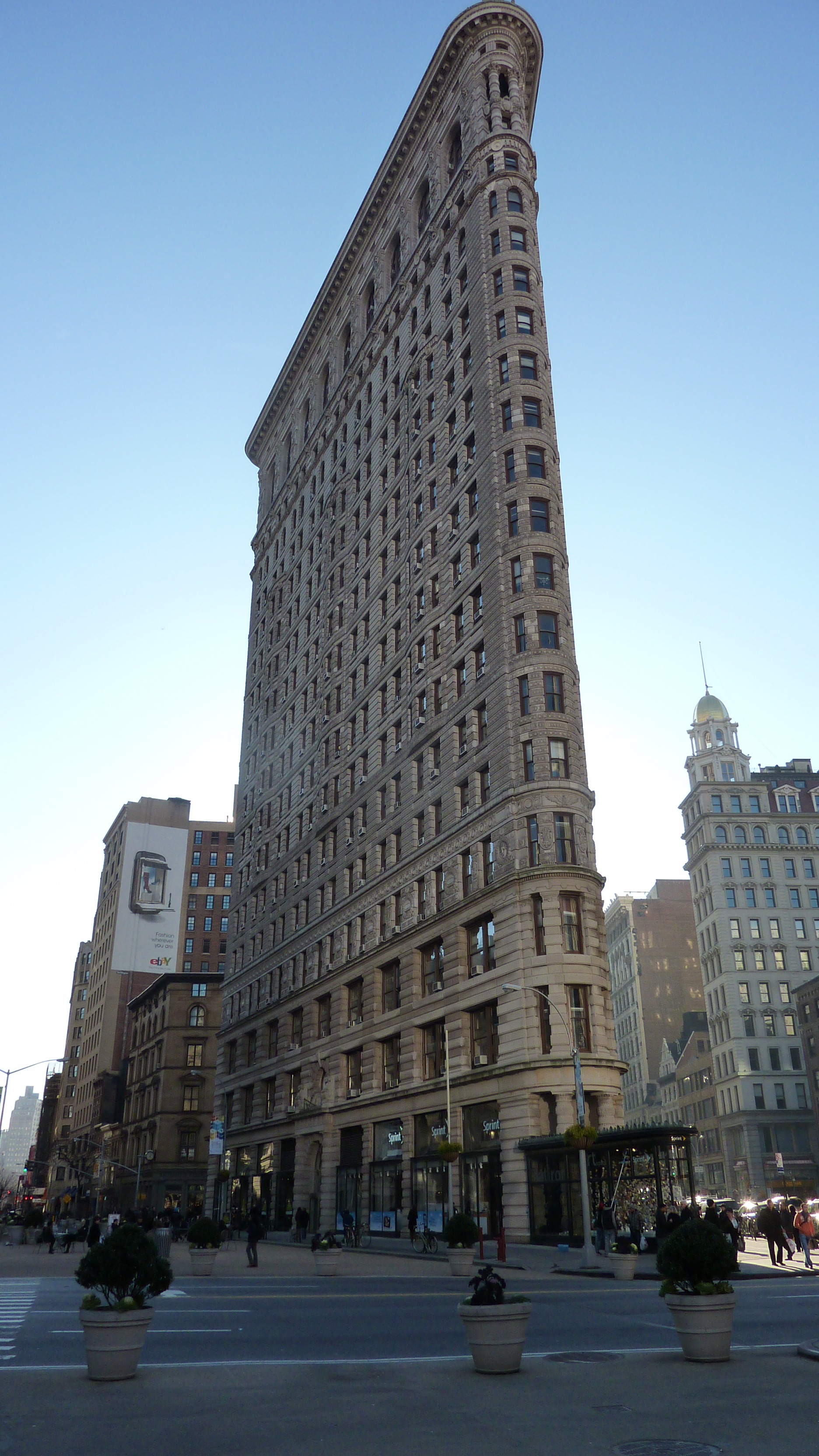 incidental people, low angle view, building exterior, clear sky, skyscraper, america, car, new, flatiron, new york, urban Scene, york, tall - high, nyc, Phone HD Wallpaper