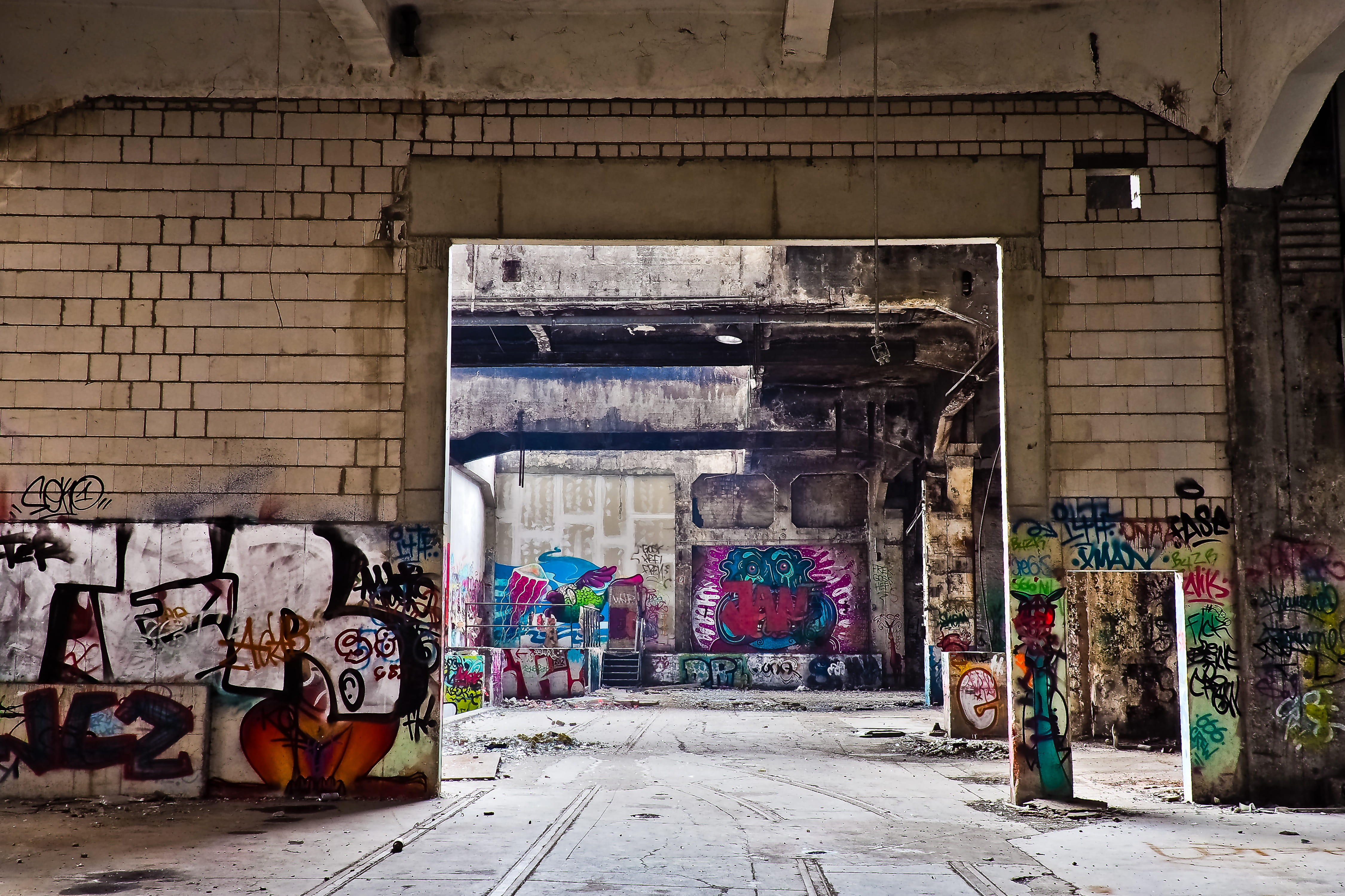 city, messy, room, factory, creativity, architectural column, leave, atmosphere, old building, industrial plant, old factory, broken, mural, destruction, HD Wallpaper