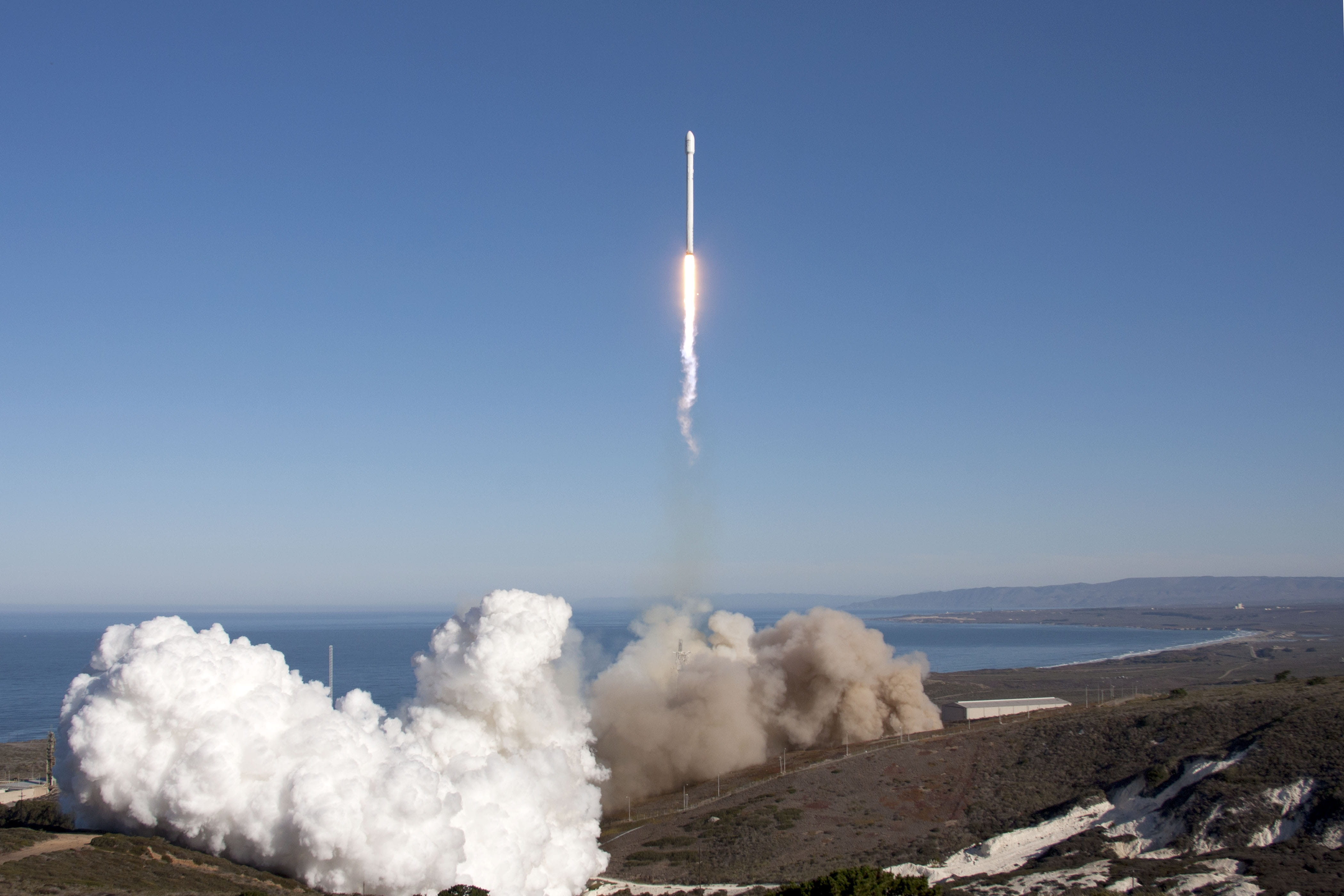 vapor trail, taking off, flames, gray, speed, cape canaveral, daytime, transport, science, water, propulsion, air pollution, spaceship, Lift-Off, outdoors, HD Wallpaper