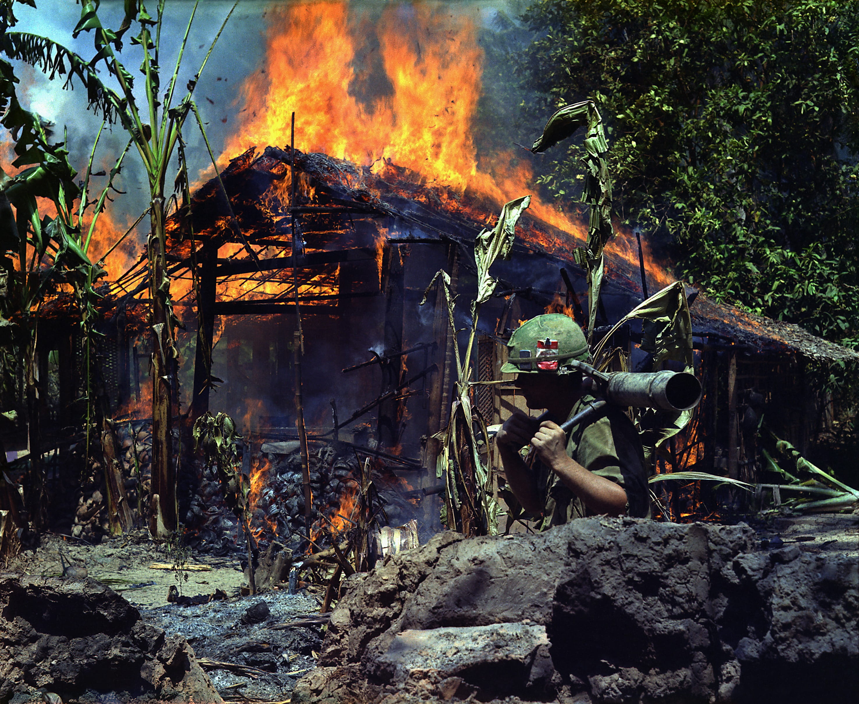 one person, my tho, destruction, fire, viet nam war, plant, environmental issues, Bazooka, demolished, burning, nature, flame, loss, destroy, vietnam, damaged, HD Wallpaper