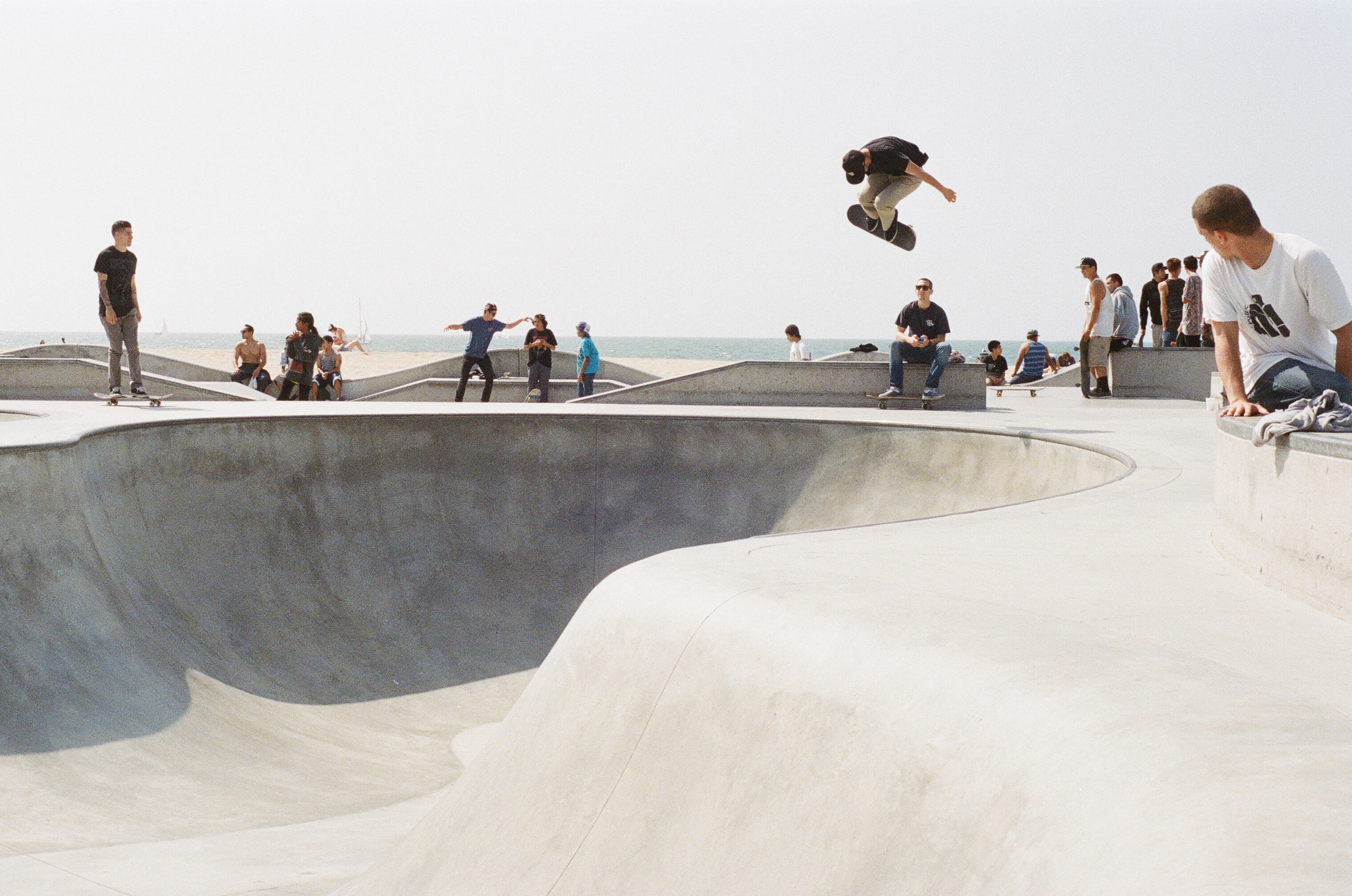 large group of people, people, enjoyment, action, urban, board, summer, women, day, style, skateboard, young, stunt, outdoor, danger, outdoors, sky, skatepark, HD Wallpaper