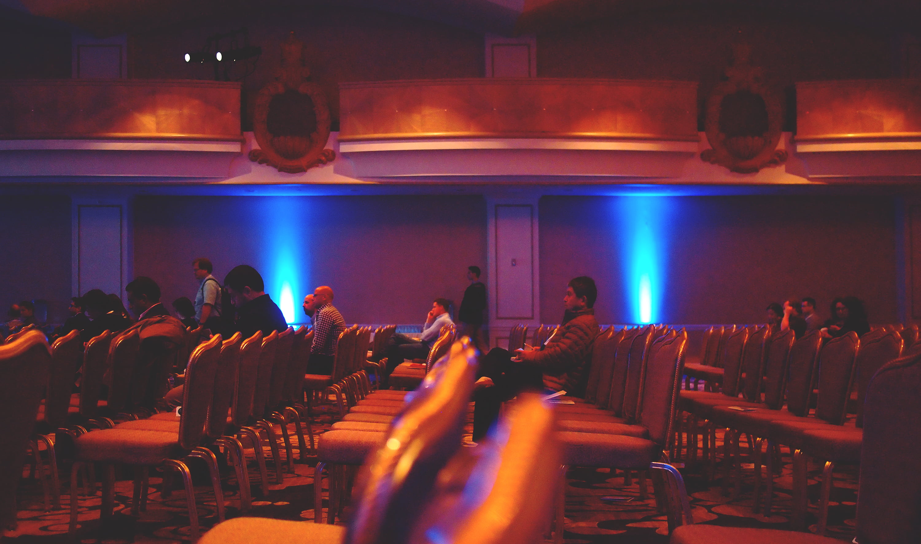 nightlife, crowd, audience, enjoyment, food and drink, night, chairs, music, illuminated, presentation, business, adult, group of people, real people, indoors, HD Wallpaper