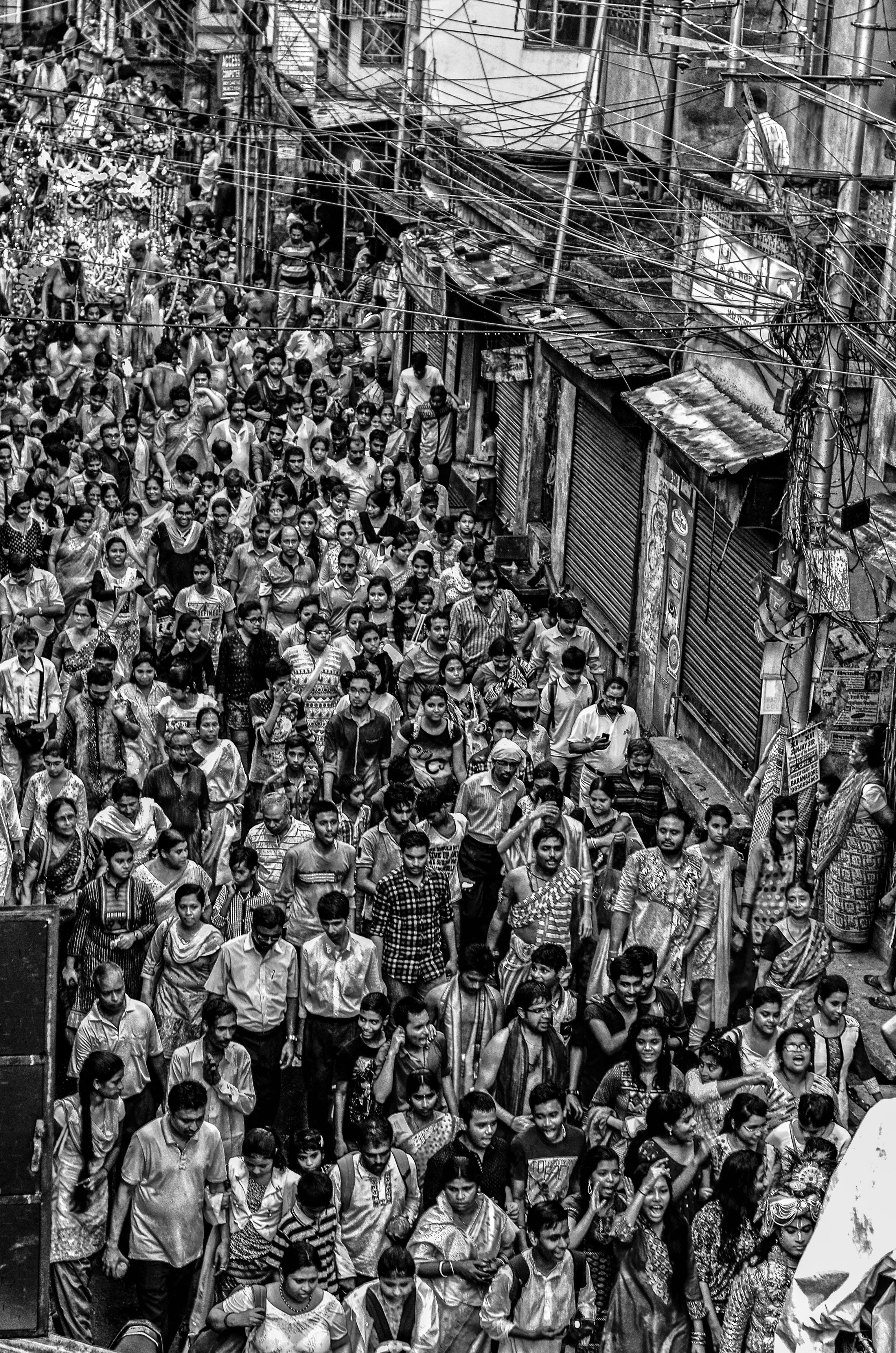 multitud, efflux, day, fishing industry, crowd, high angle view, abundance, large group of objects, street, built structure, blanco y negro, backgrounds, Phone HD Wallpaper