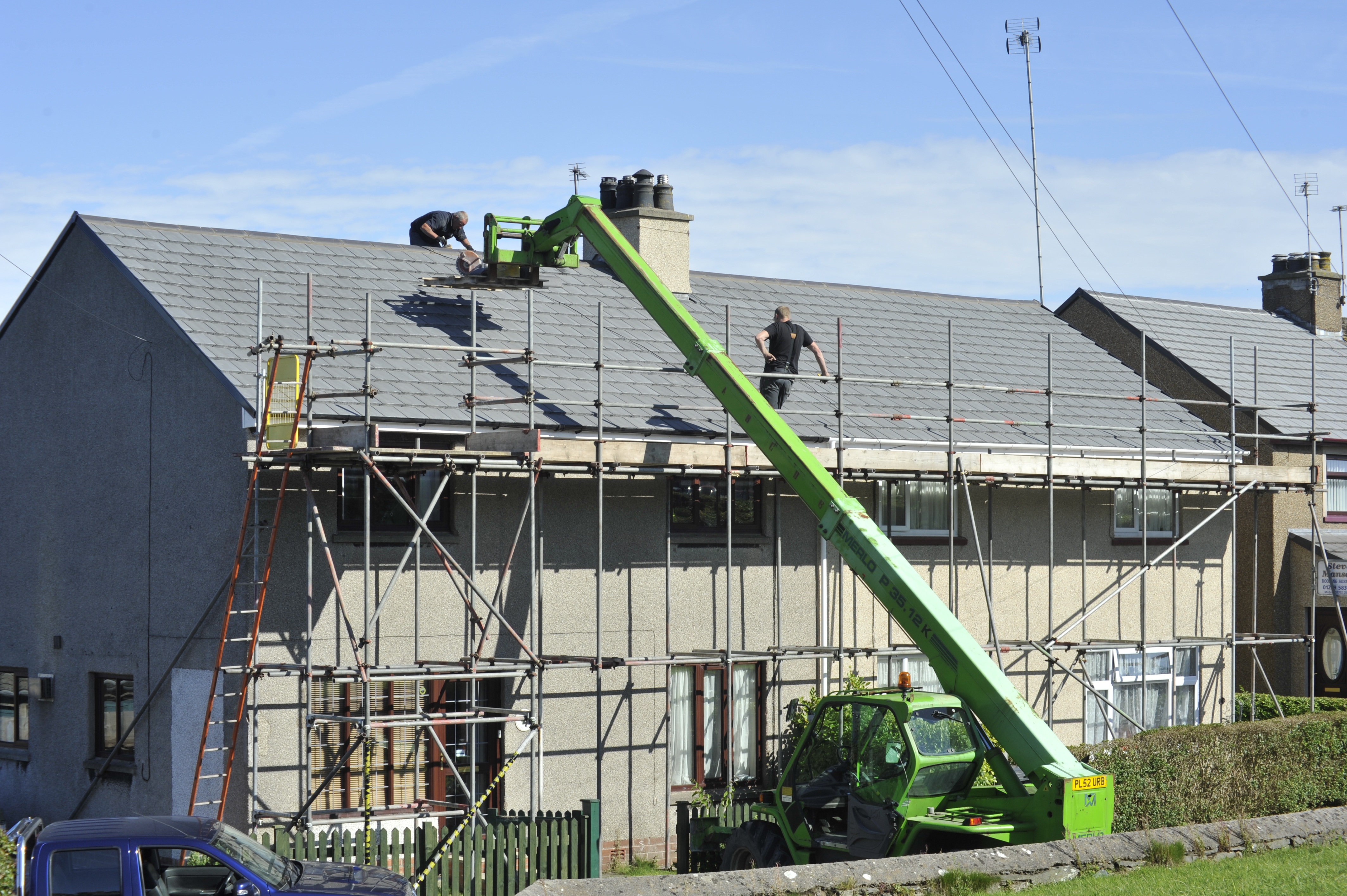 property, 4K, construction Site, builder, build, outdoors, sky, damaged, house roof, scaffold, development, house exterior, new, run-down, picker, work, HD Wallpaper