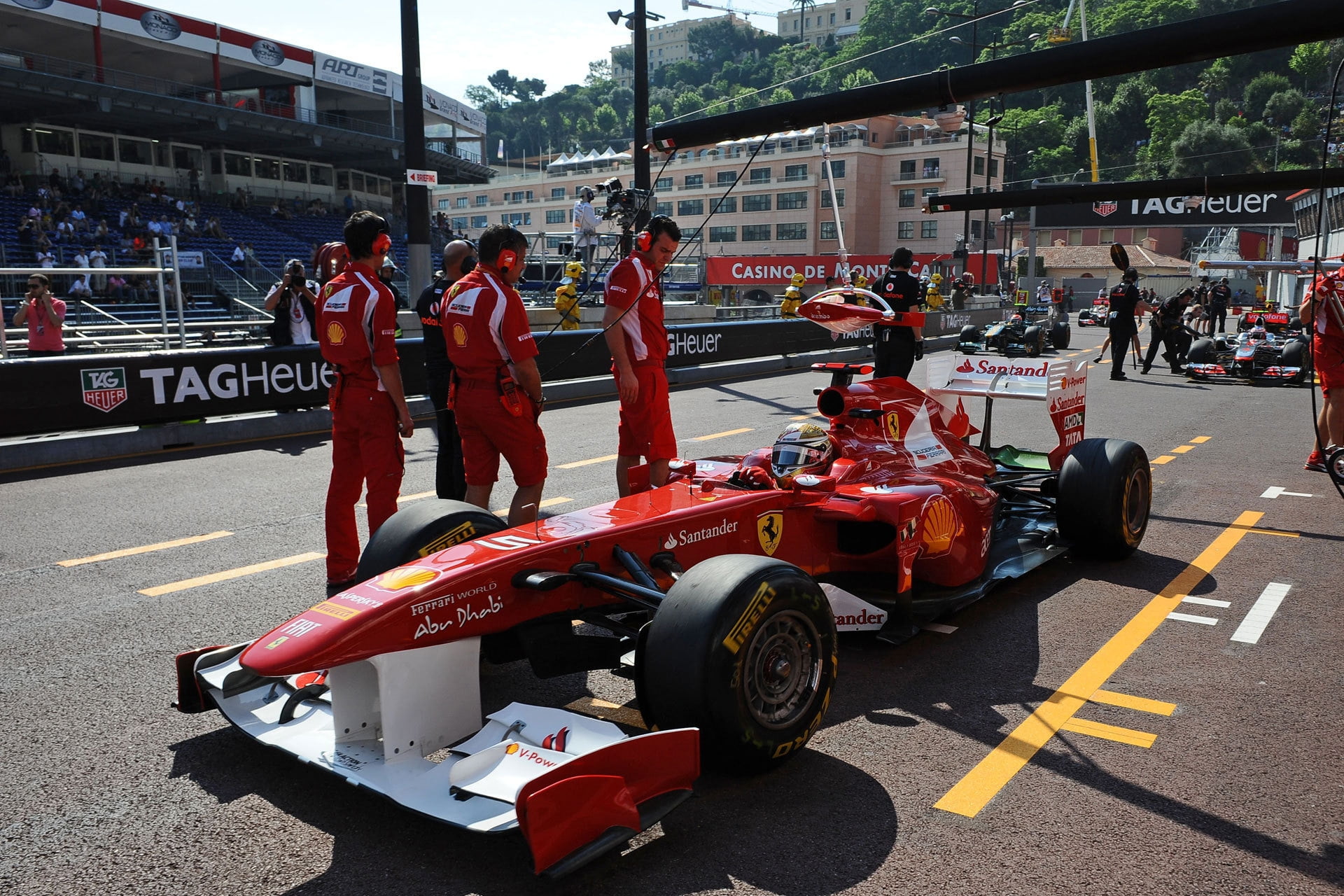 italia, uniform, montmelo , road, outdoors, competition, formula One Racing, fernando alonso, street, city, rally Car Racing, driving, group of people, HD Wallpaper