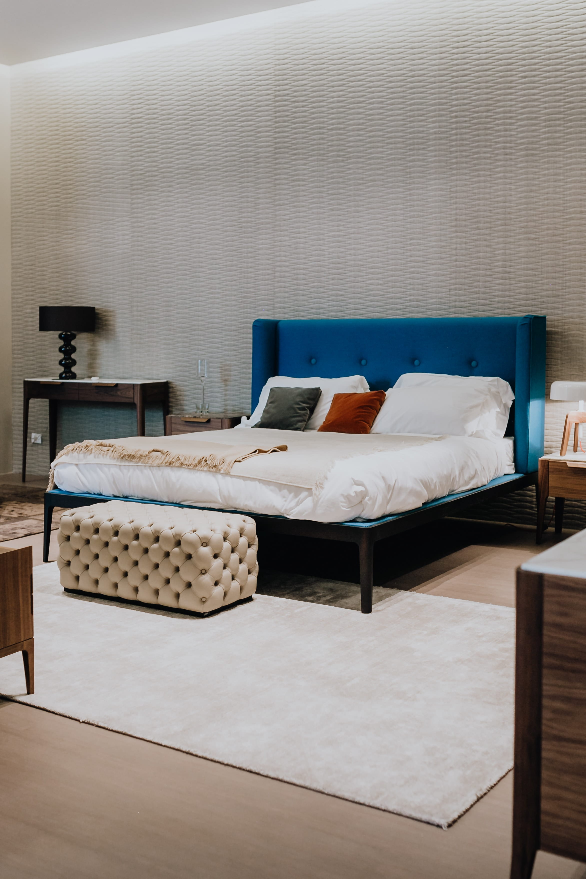 healthcare and medicine, textile, domestic, absence, modern, brand, expensive, table, bed, showroom, domestic room, italian furniture, interior, luxury, Phone HD Wallpaper