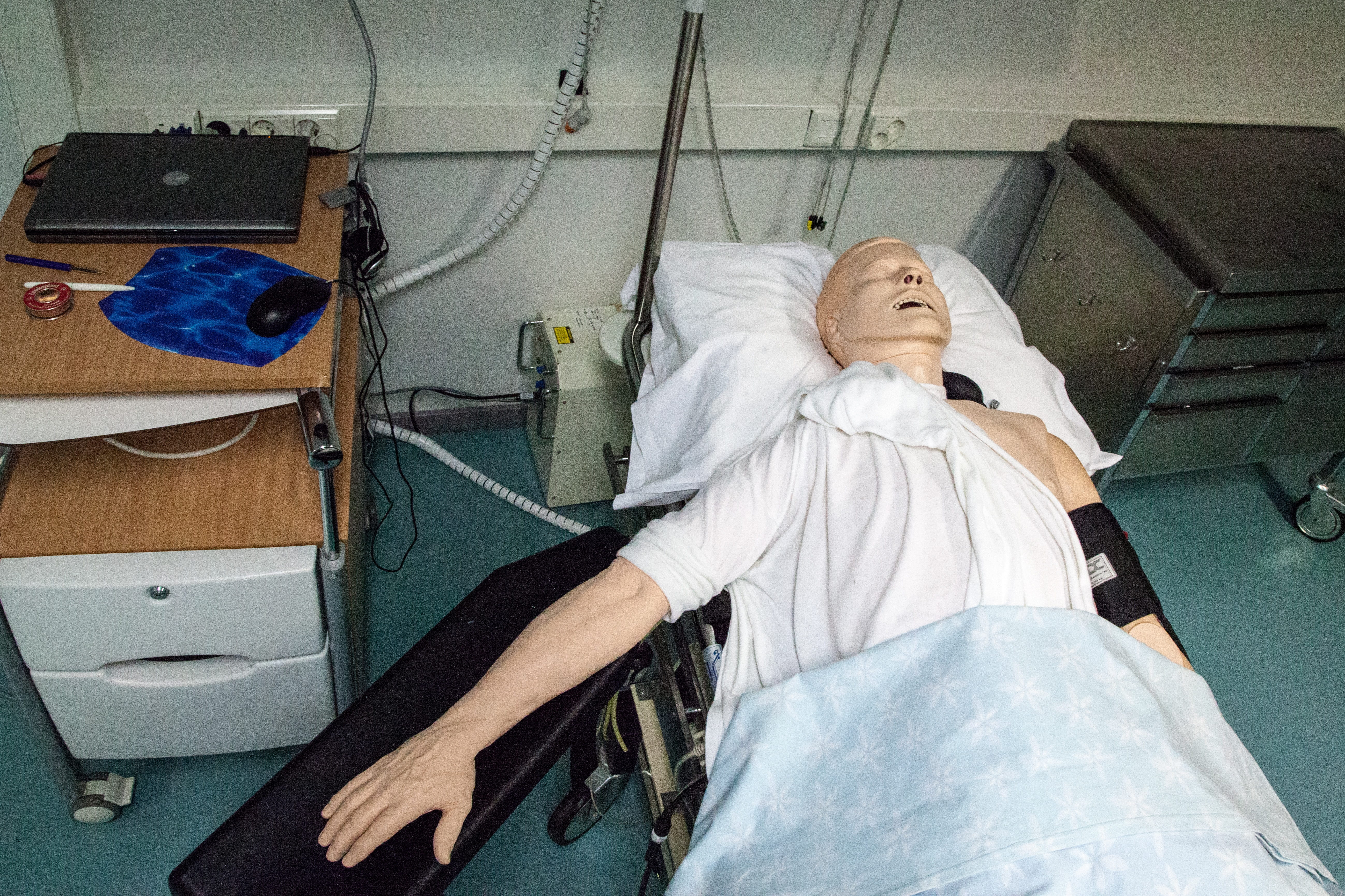first, emergency, rescue, medical, medicine, care, hospital ward, hospital, class, learning, women, first aid training, adult, medic, cpr, instructor, relaxation, HD Wallpaper