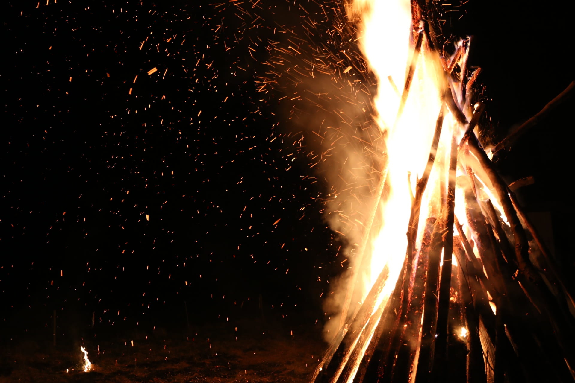 sparks, 1080P, wood - material, arts culture and entertainment, cozy, open fire, fire, outdoor, burning, night, wood, glowing, blurred motion, illuminated, HD Wallpaper