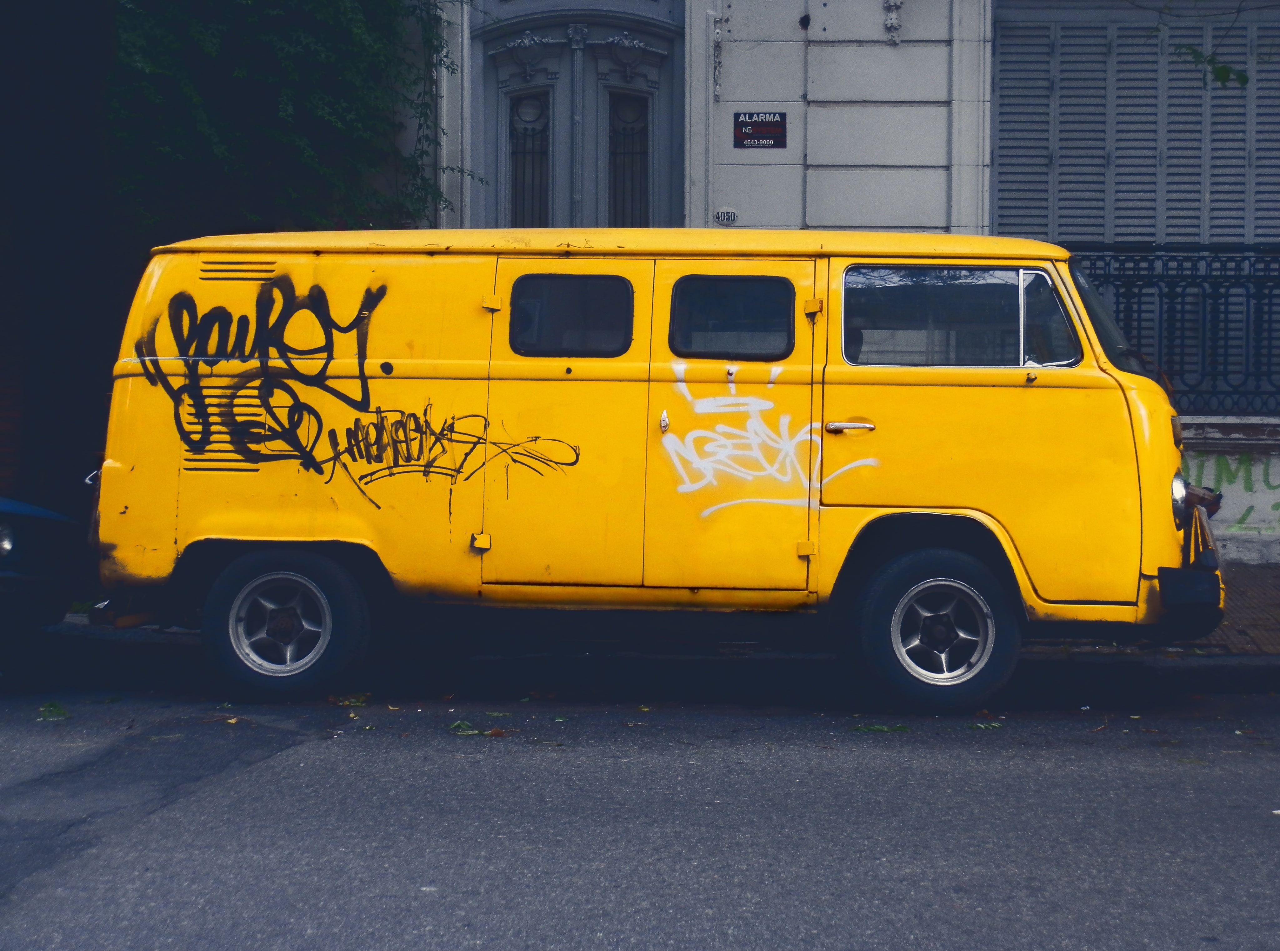 retro styled, outdoors, parking, mode of transportation, school bus, Urban, stationary, transportation, street, camioneta, van, land vehicle, built structure, HD Wallpaper