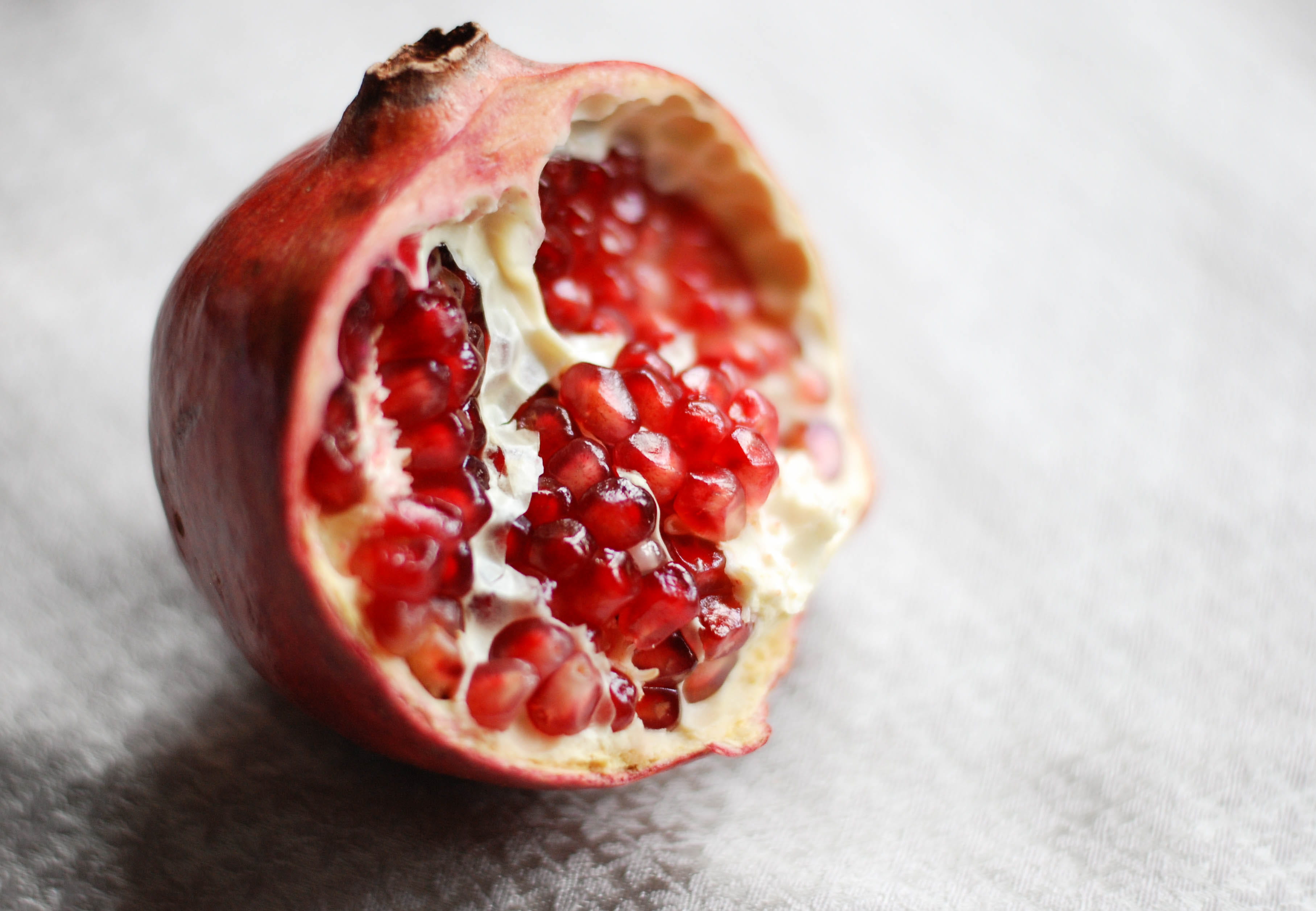 ripe, pomegranate seed, slice, fruit, antioxidant, papaya, food and drink, blueberry, arugula, single object, studio shot, color, selective focus, juice, HD Wallpaper