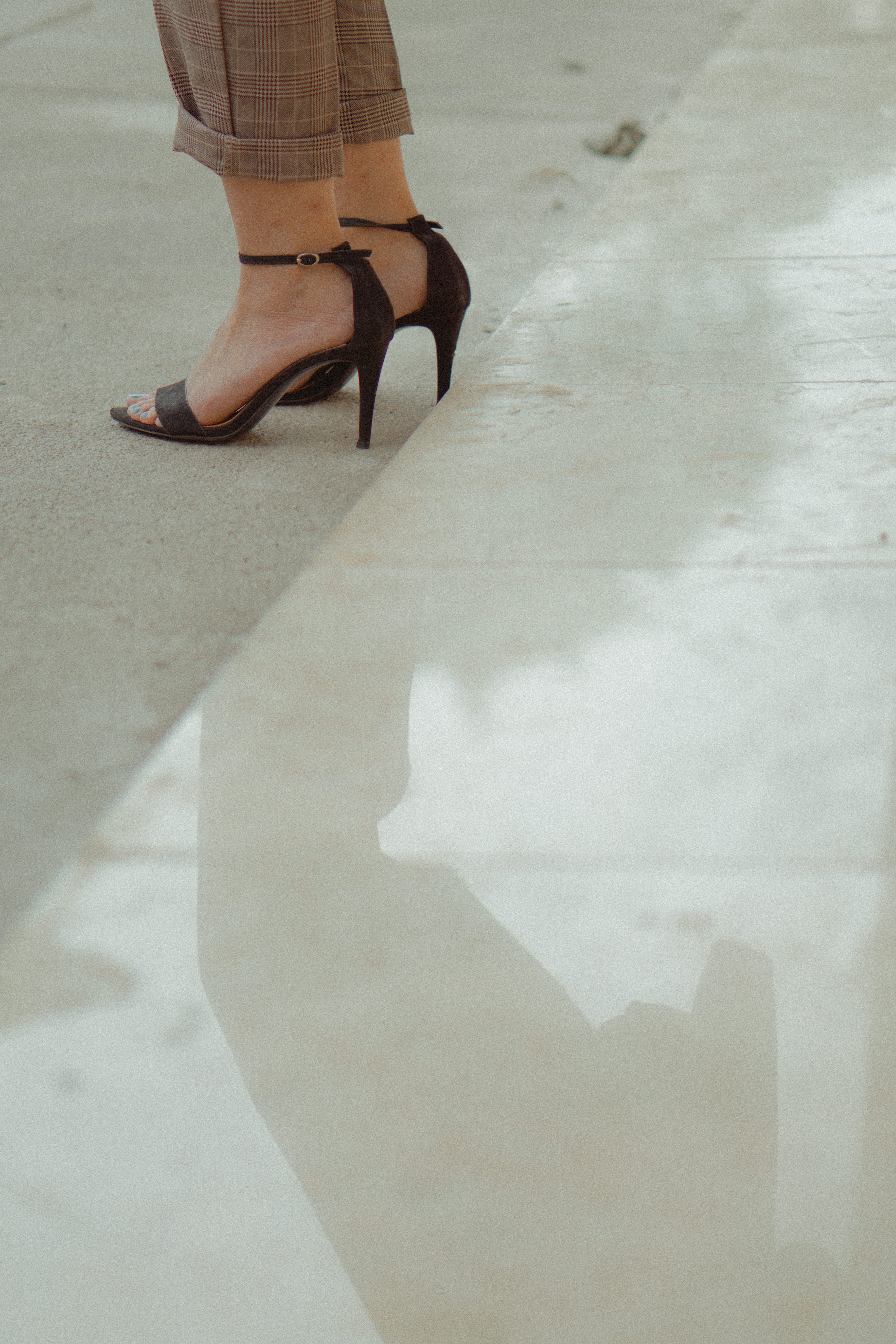 heel, real people, black, human, apparel, high heel, tiled floor, boot, tub, rug, flooring, foot, portrait, open, leisure activity, day, sandals, clothing, Phone HD Wallpaper