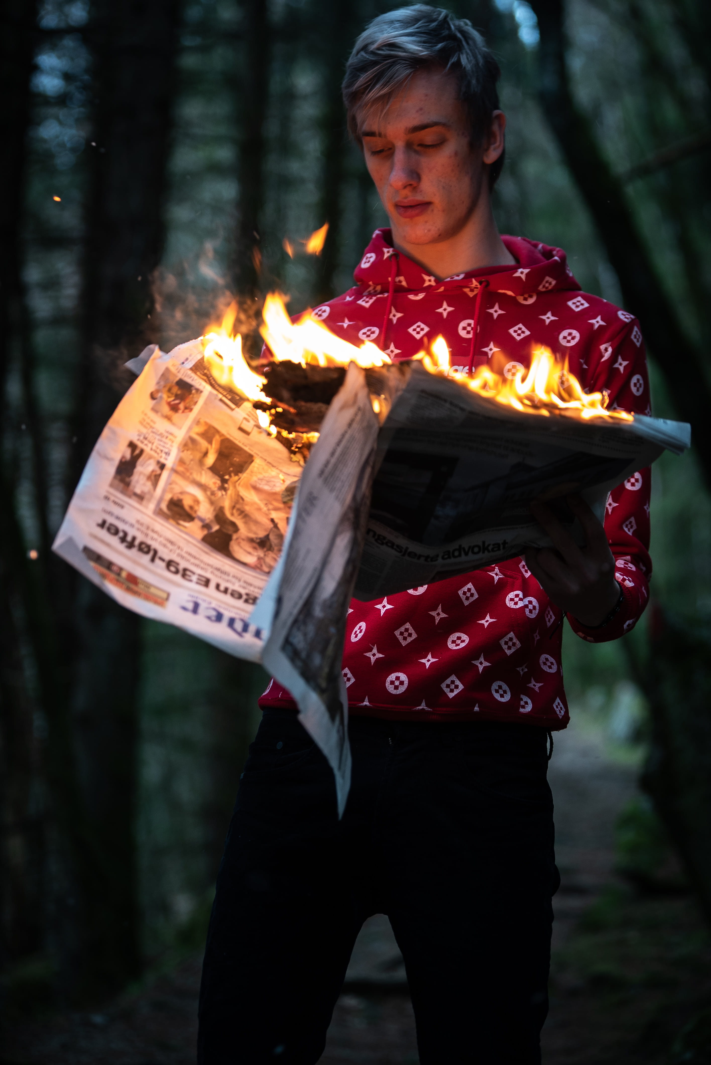 wear, newspaper, standing, holding, focus on foreground, looking, real people, one person, burning, fire - natural phenomenon, adult, flame, front view, Phone HD Wallpaper