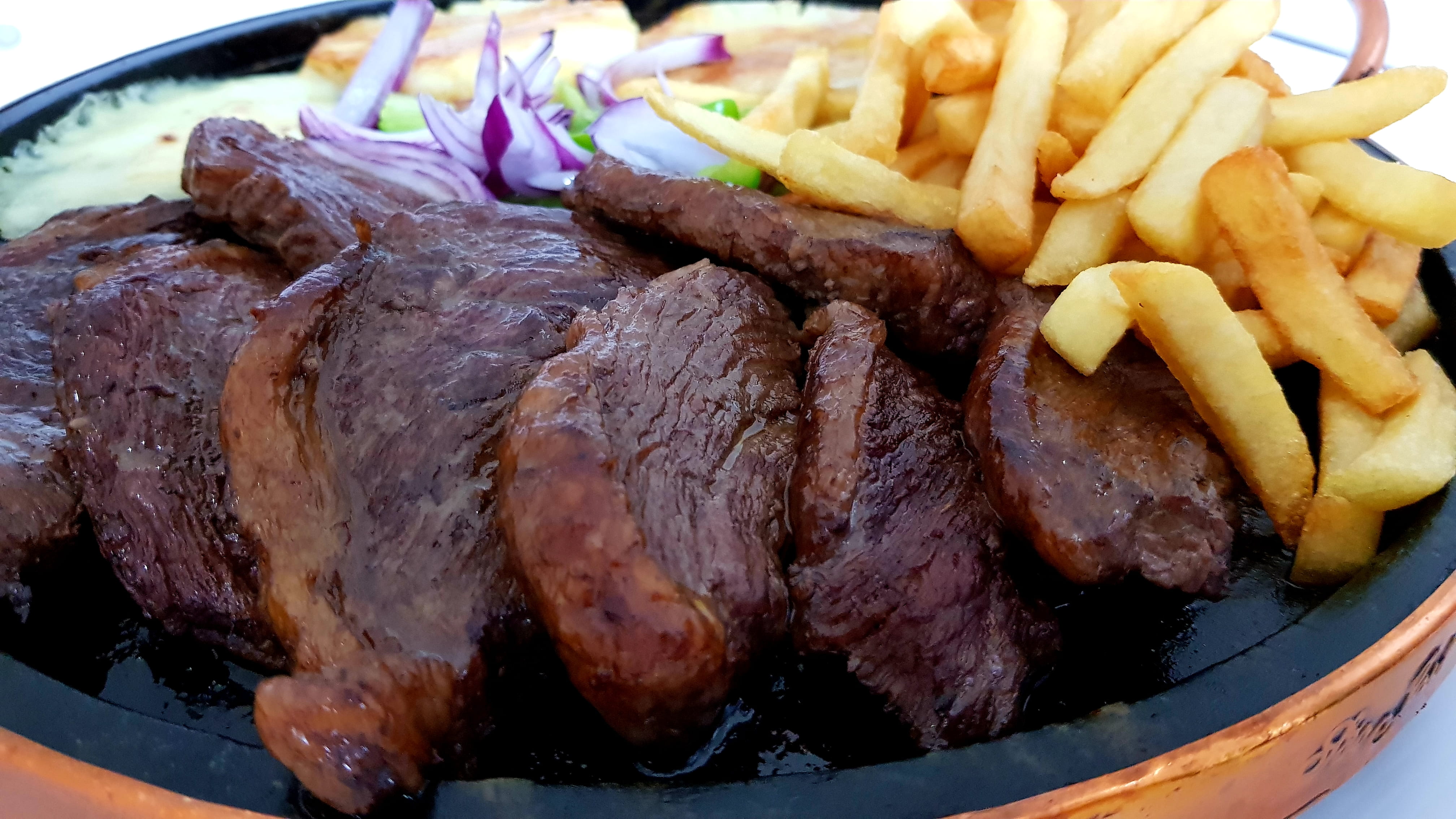 no people, comida, indoors, ready-to-eat, white meat, unhealthy eating, beef, steak, av. ville roy, fast food, french fries, indulgence, batata frita, fried, HD Wallpaper